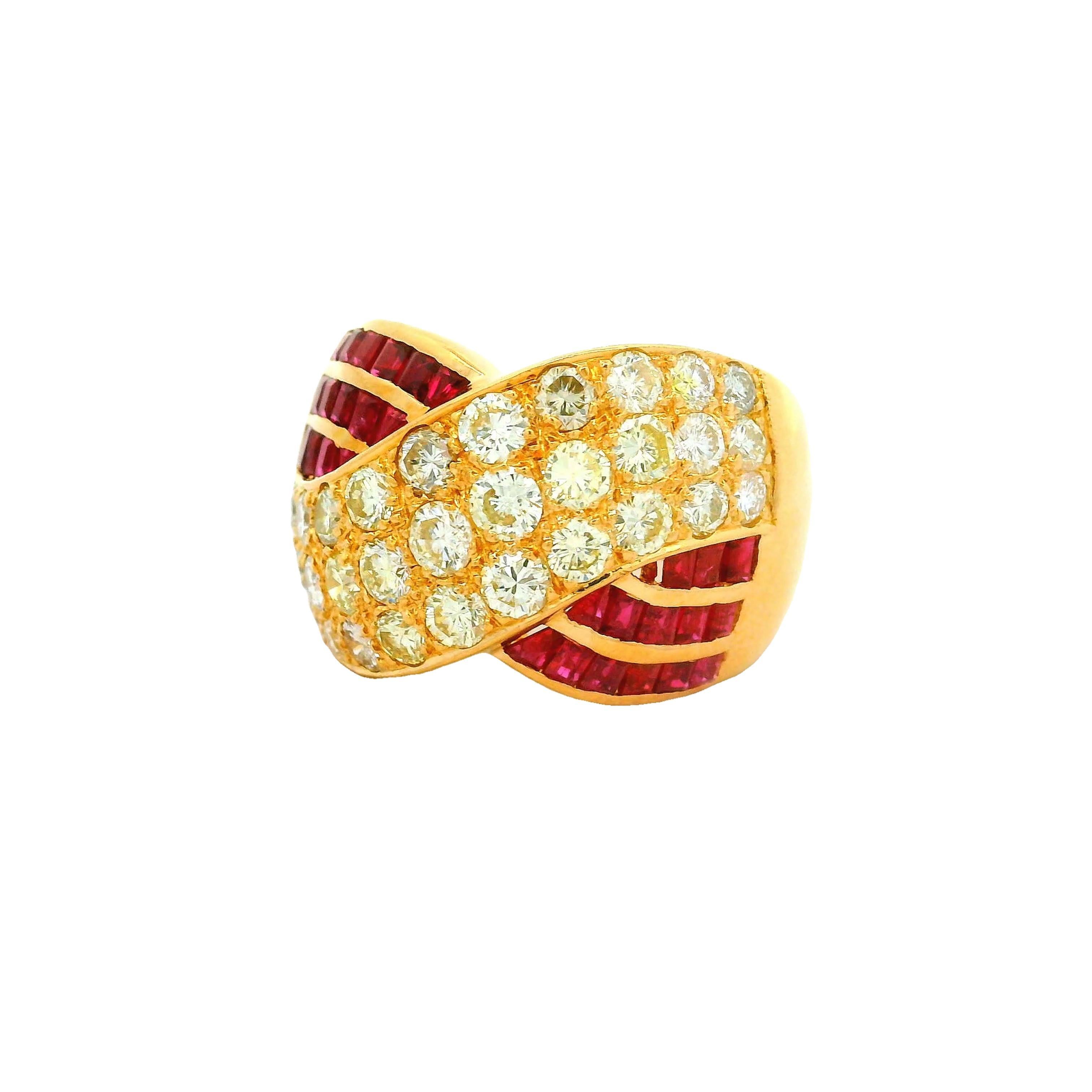 Un affascinante anello a fascia con una miscela perfetta di diamanti a taglio rotondo e rubini a taglio fantasia. La parte centrale presenta 2,53 carati di diamanti bianchi, la cui brillantezza è esaltata dal rosso vivo di 2,31 carati di rubini.