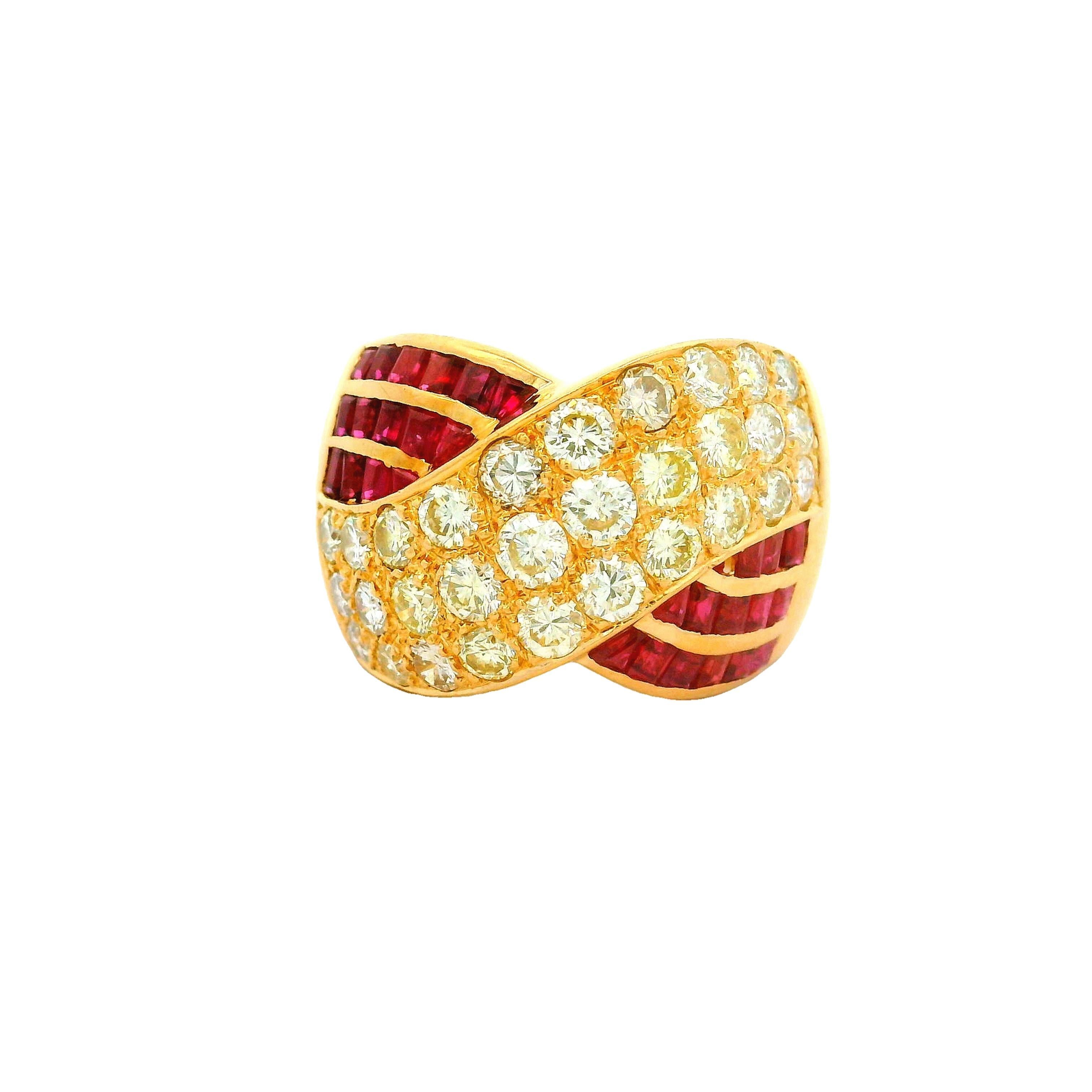 Contemporaneo Anello incrociato con diamante e rubino in oro giallo 18 carati in vendita