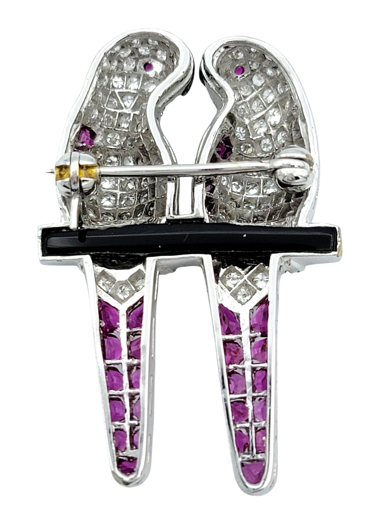 Broche de oro blanco de 18 quilates con diamantes, rubíes y ónice con tortolitos posados en Bueno estado para la venta en Scottsdale, AZ