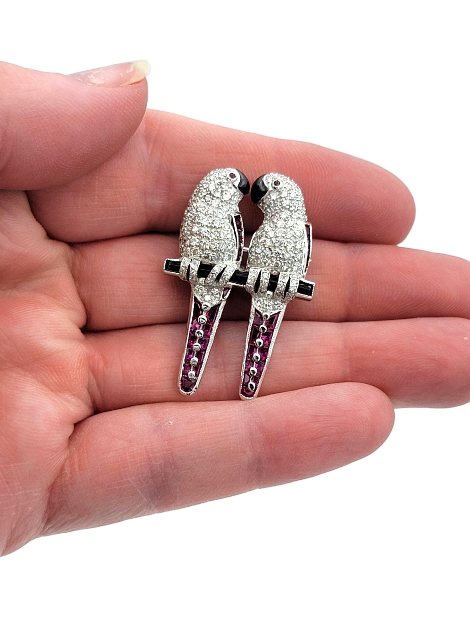 Broche de oro blanco de 18 quilates con diamantes, rubíes y ónice con tortolitos posados en venta 1