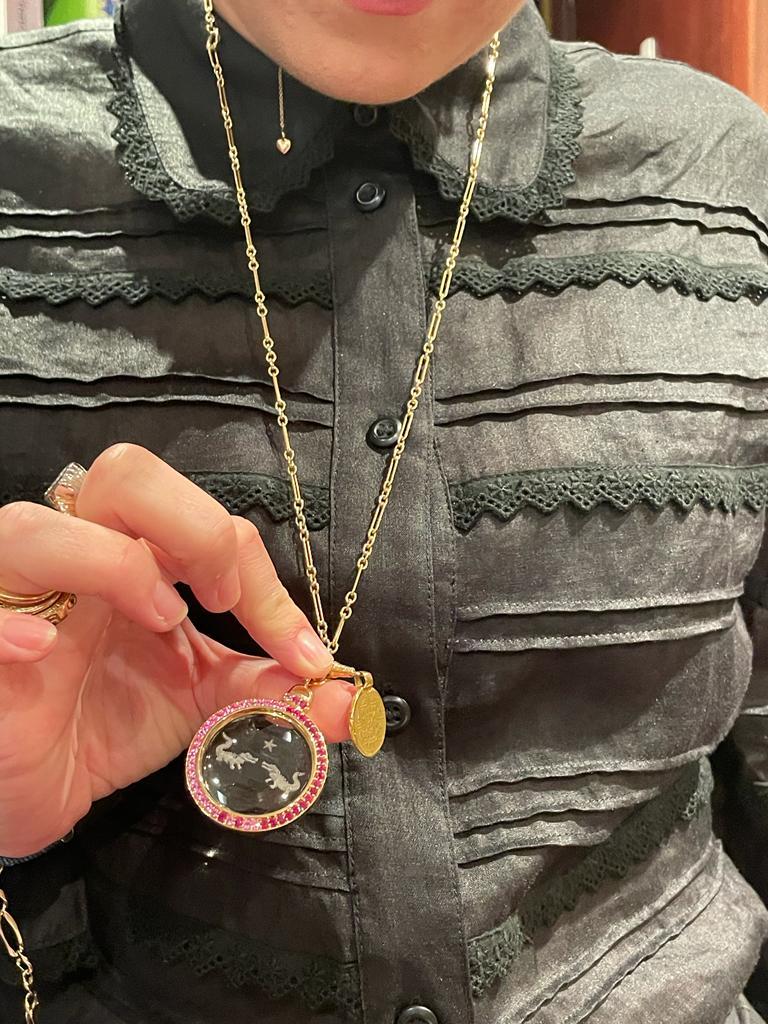 Ciondolo con diamante, rubino e zaffiro rosa con intagli indossato da Zoe Kravitz in vendita 10