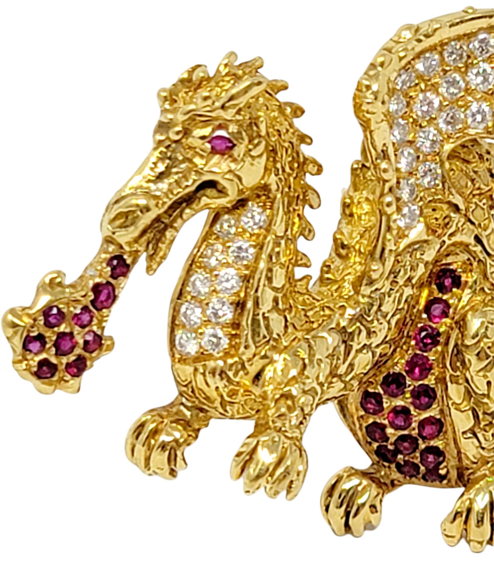 Dragon Brosche mit Diamanten, Rubinen und Saphiren aus 18 Karat Gelbgold .93 Karat insgesamt  (Zeitgenössisch) im Angebot