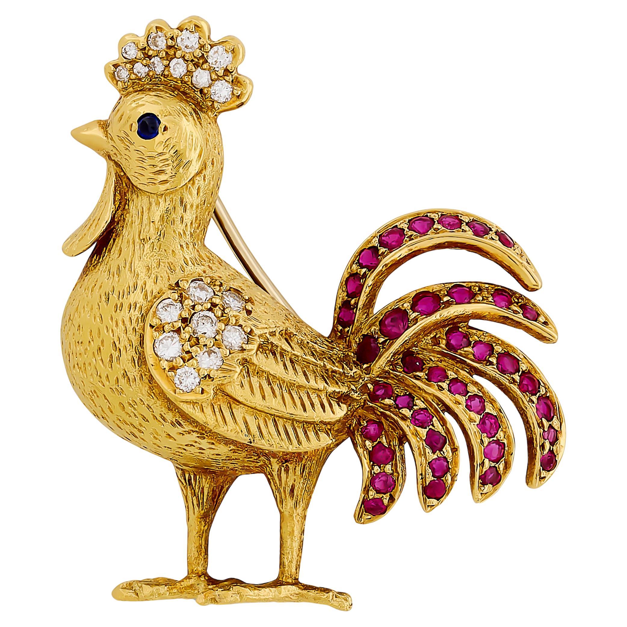 Épingle en or jaune 18 carats ornée d
un coq en diamant, rubis et saphir