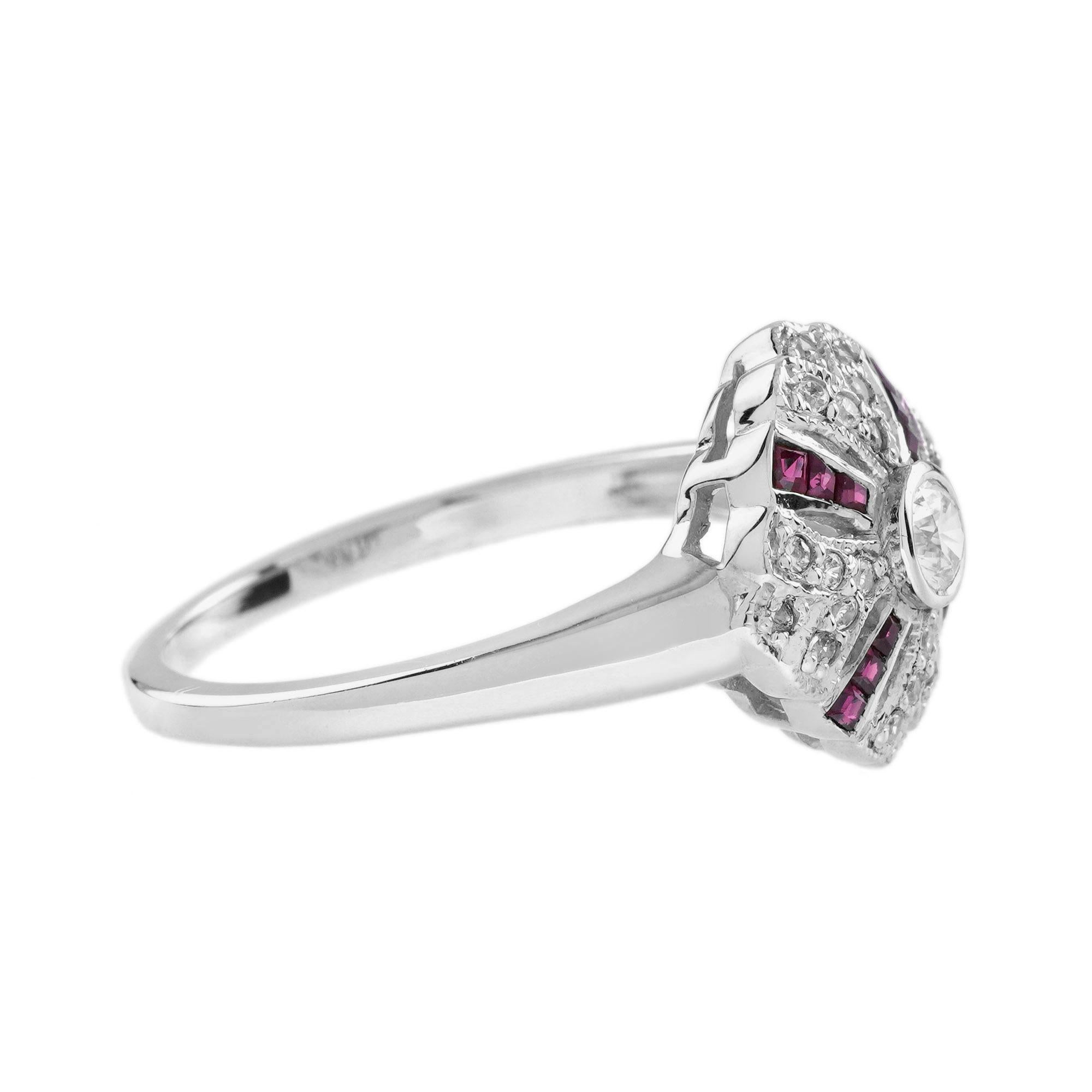 Der von der Antike inspirierte Diamant- und Rubinring aus massivem Weißgold zeigt ein seltenes, handgefertigtes Design. Das einzigartige Muster erstreckt sich über die gesamte Oberfläche des Rings. Sein exotisches Design verleiht ihm seinen
