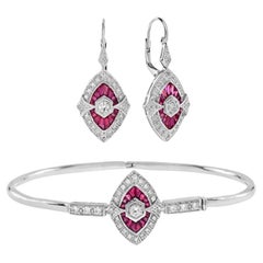 Boucles d'oreilles pendantes et bracelet jonc de style Art déco en or blanc 18 carats avec diamants et rubis