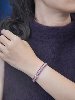 Bracciale in oro bianco 18 carati con pannelli geometrici segmentati in stile Art Déco con diamanti e rubini