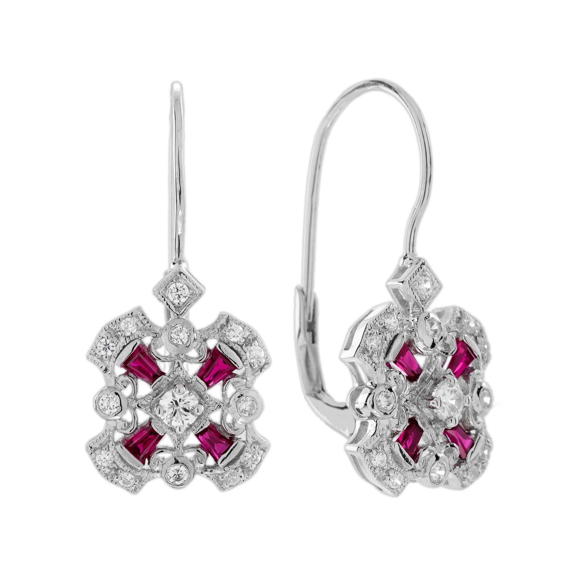 Erleben Sie zeitlose Eleganz mit diesem Art-Déco-Schmuckset aus Diamanten und Rubinen, das ein zartes Windmühlendesign aufweist. Der Anhänger zeigt einen brillanten Rubin in der Mitte, der von funkelnden Diamanten umgeben ist. Dazu passen perfekt