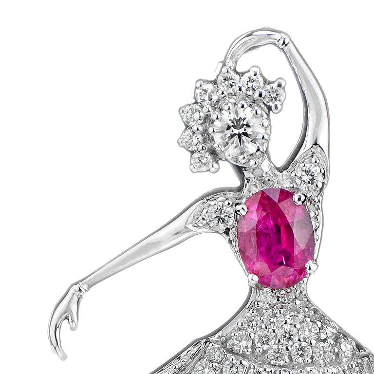 Spilla Ballerina in diamanti e rubini a 14 carati.
La gonna è impreziosita da diamanti di varie forme per un peso di 113 pezzi, circa 5,88 carati.
Al centro è incastonato un rubino ovale brillante di circa 1,95 carati.
Misura 50 x 65 mm.
Peso totale