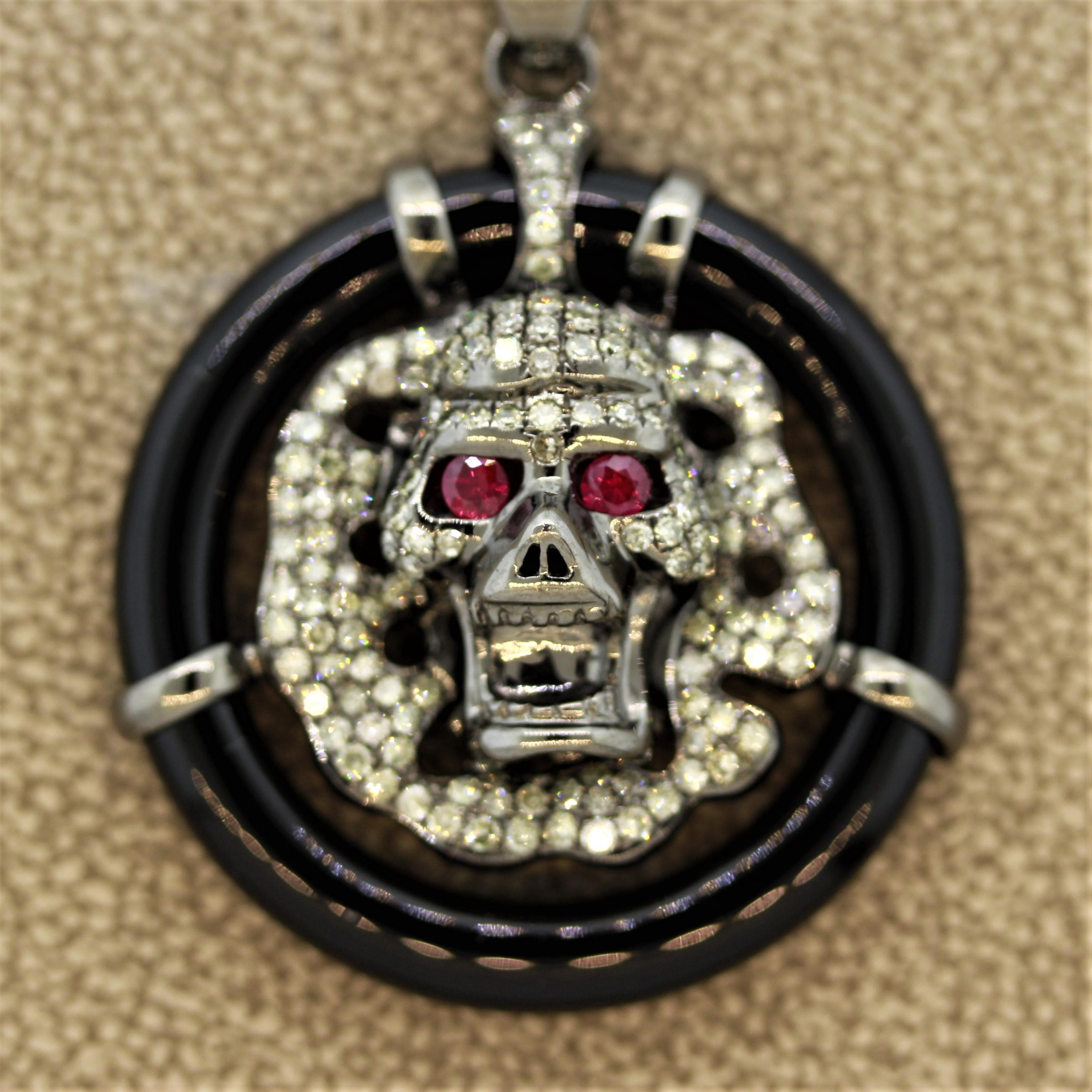 Ciondolo a forma di teschio in oro con diamante, rubino e onice nero In condizioni Nuovo in vendita a Beverly Hills, CA