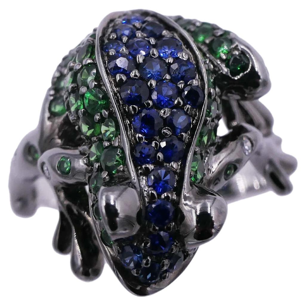 Diamant Rubin Blauer Saphir Grüner Tsavorit Pave Glücksfrosch Ring aus 18 K Weißgold
18 Karat Weißgold & Schwarzes Rhodium
Echte Rubine, Saphire, Tsavorite und natürliche Diamanten
Grüne Tsavoriten 1,00 ct
Weiße Diamanten 0,10 Karat
Blaue Saphire