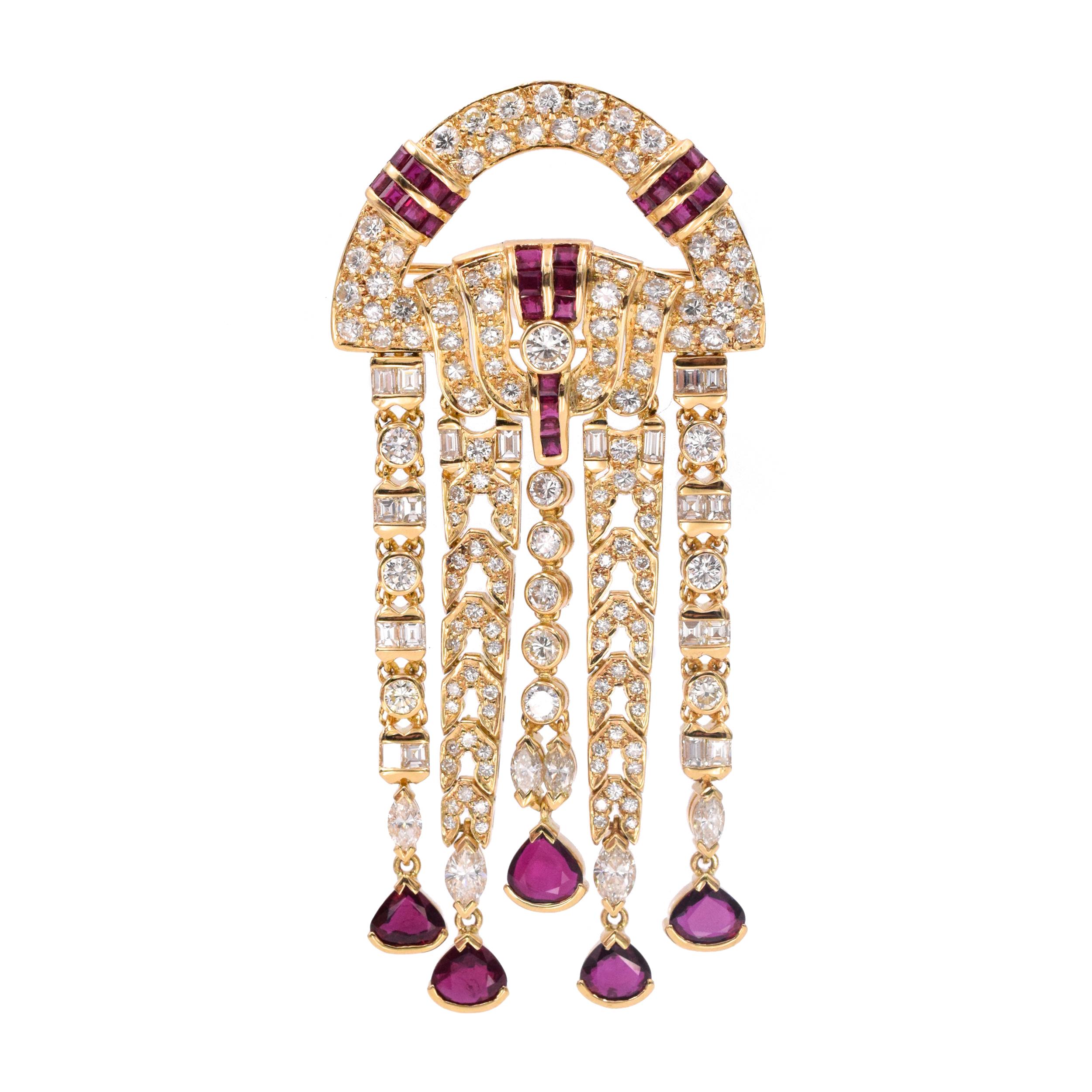 Broche en diamant et rubis en or jaune 18k. L'épingle est sertie d'environ 2,7 carats de diamants ronds de taille brillant, de diamants baguettes et de diamants de taille moyenne.
diamants taille marquise, couleur G-I, pureté VS, carrés
et des rubis