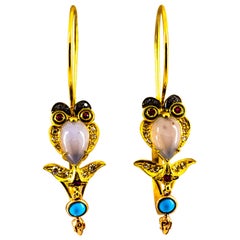 Boucles d'oreilles « Hibou » à levier en or jaune avec diamants, rubis, calcédoine, émail et turquoise