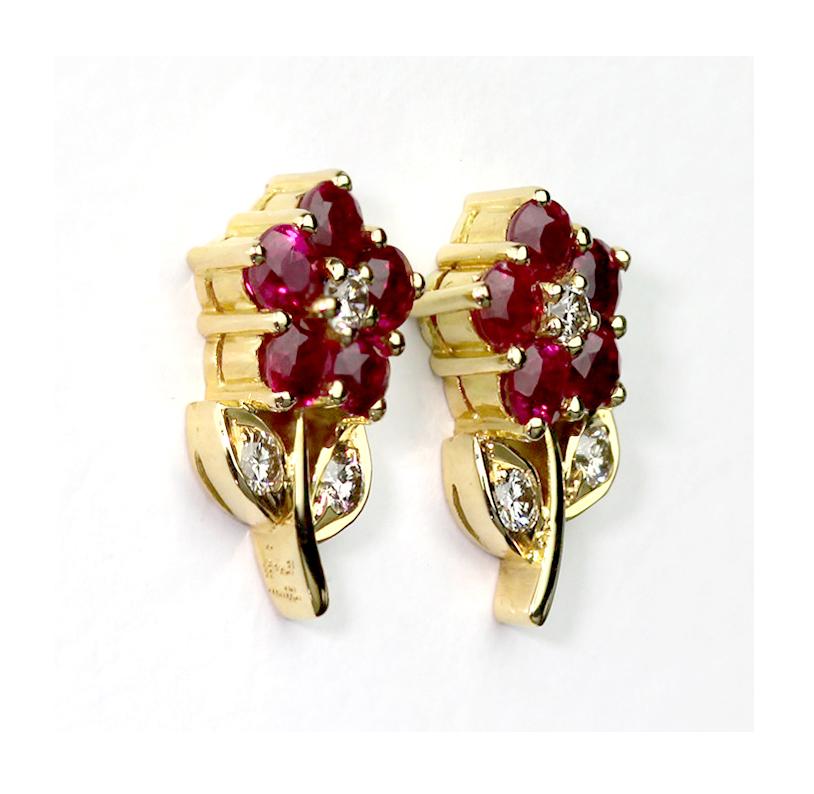Diamant- und Rubin-Cluster-Ohrringe mit Anstecknadel und Schmetterling aus 18 Karat Gelbgold (Moderne) im Angebot