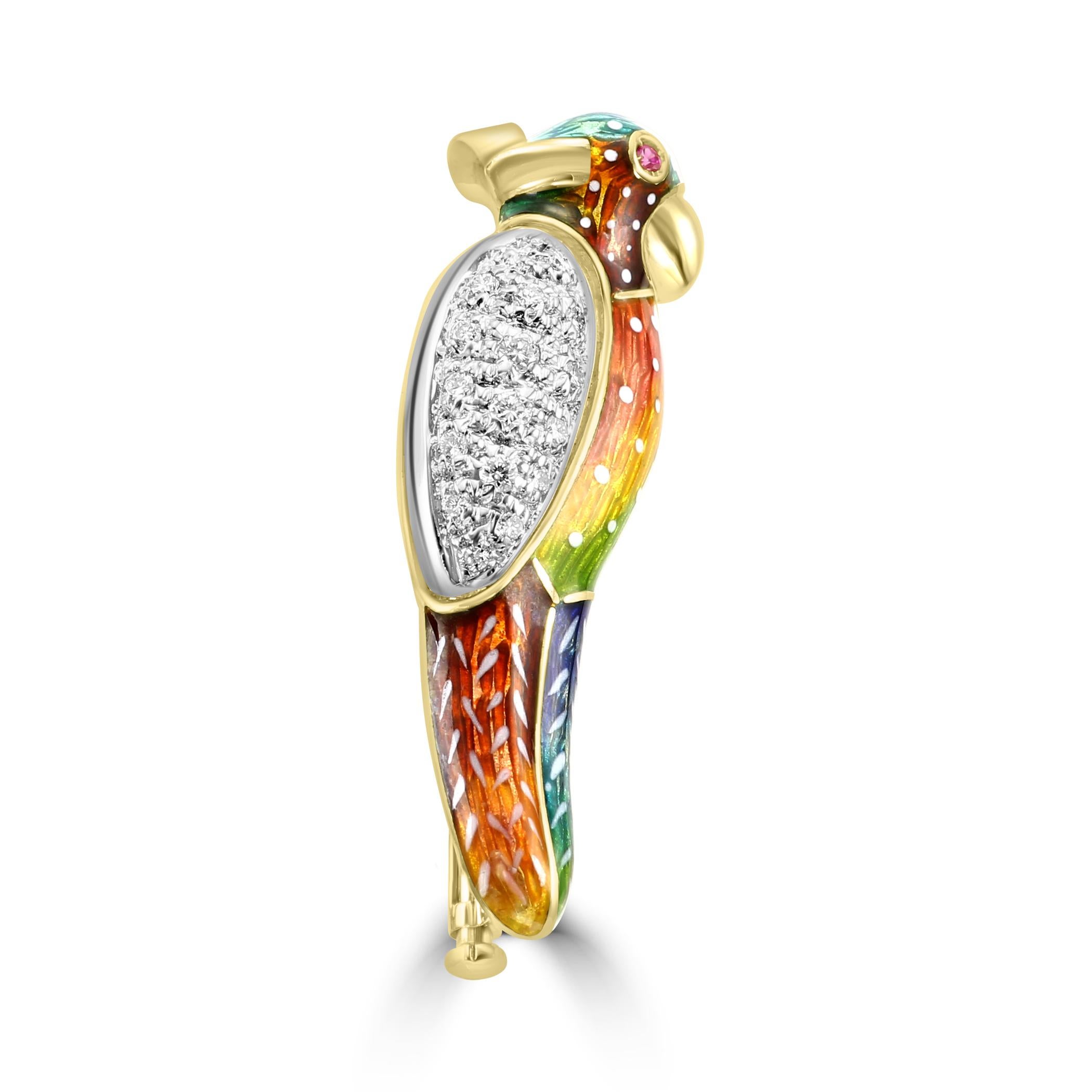 Para todos los amantes de los pájaros y la naturaleza, aquí está nuestro encantador y único broche de loro esmaltado y con diamantes. 

Este Colgante/Broche presenta el cuerpo de los Loros adornado con esmalte de colores y está hecho a mano en