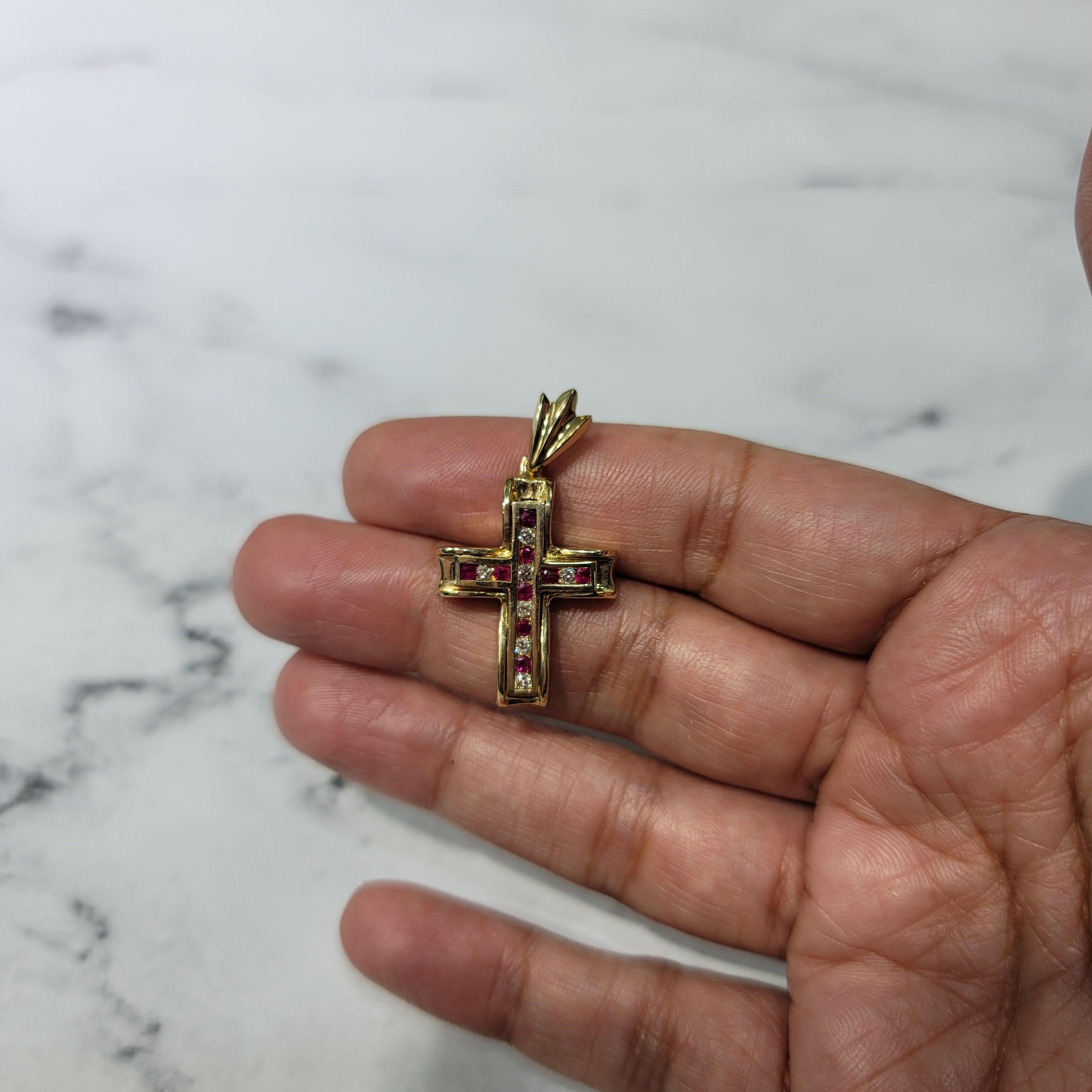 Colgante Cruz Diamante Rubí .50cttw Oro Amarillo 14K Corte redondo en venta