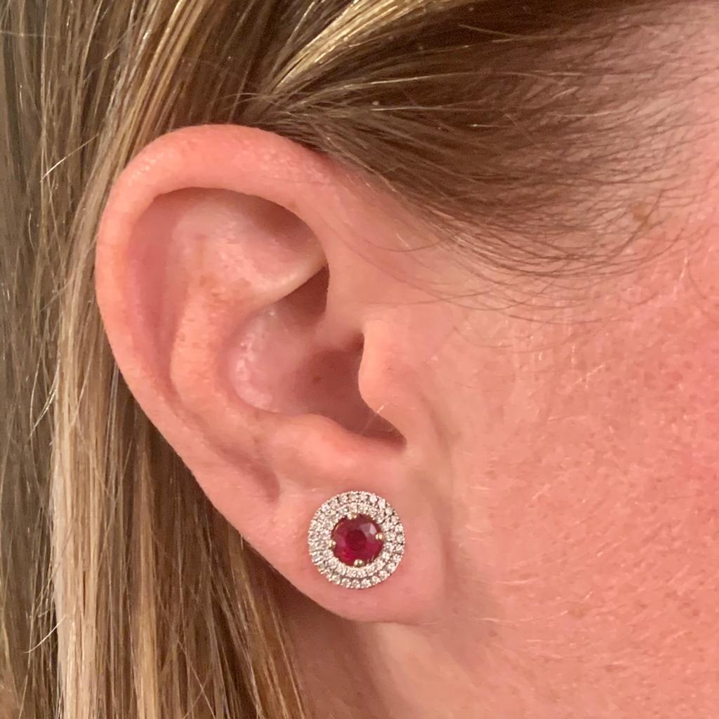 Boucles d'oreilles en diamant et rubis de qualité naturel non traité et finement facetté en or blanc 18 KT 1,36 TCW certifié 3 950 $ 017701

Il s'agit d'une pièce de joaillerie glamour unique et personnalisée !

Rien ne dit mieux 