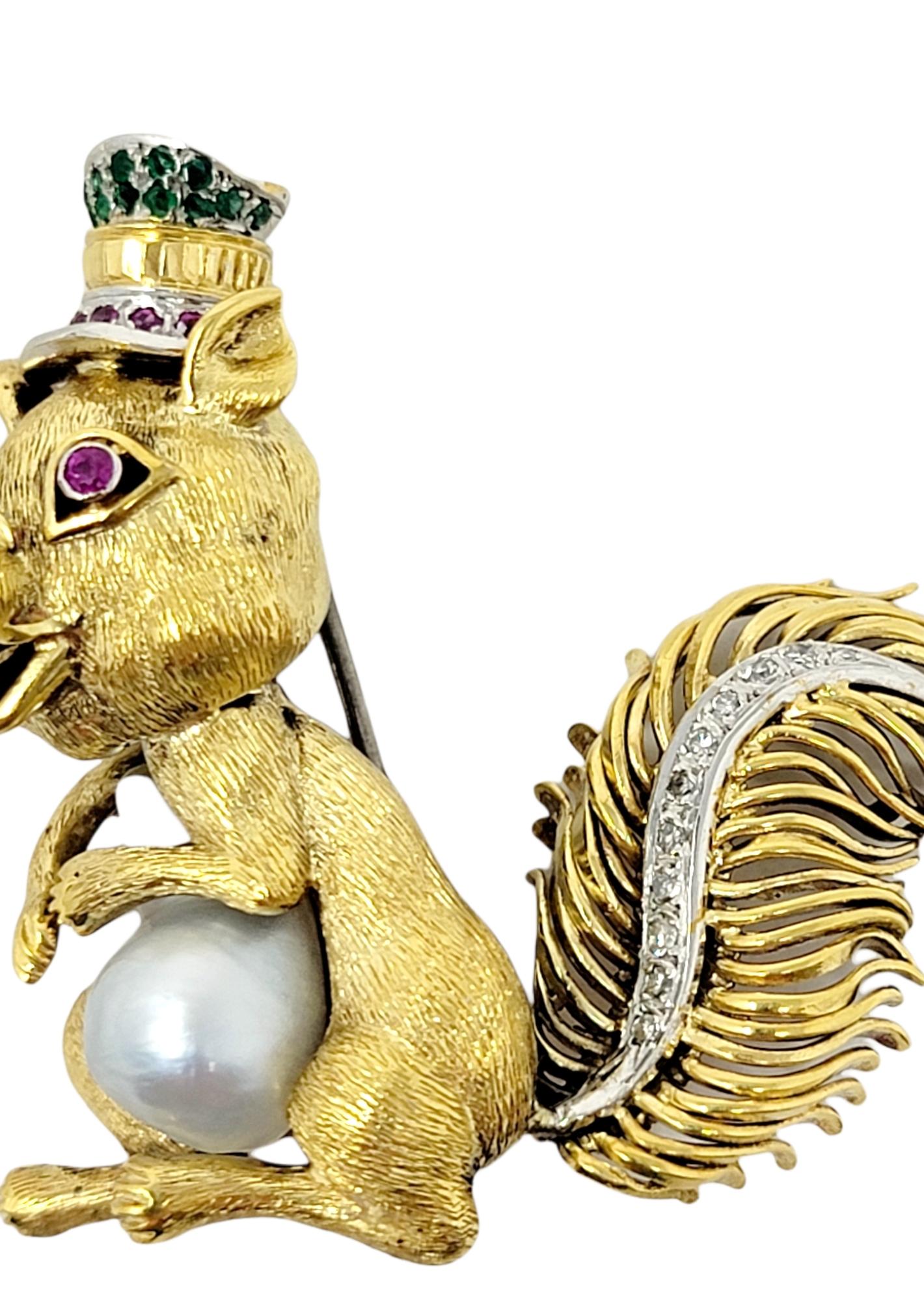 Taille ronde Broche écureuil en or jaune et blanc 14 carats, diamant, rubis, émeraudes et perles en vente