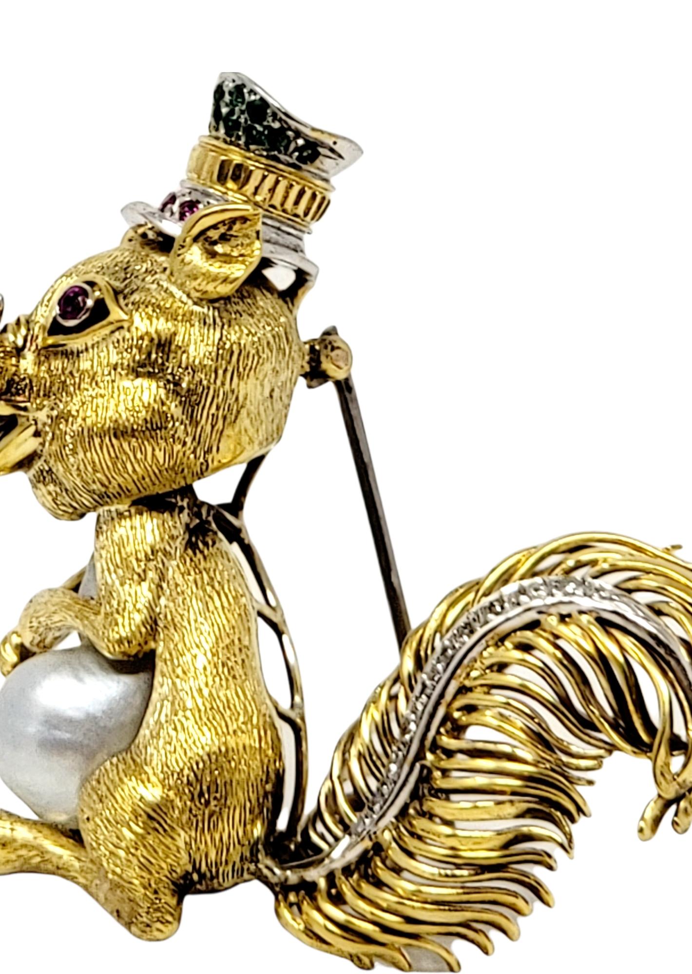 Eichhörnchen-Brosche mit Diamanten, Rubinen, Smaragden und Perlen 14 Karat Gelb- und Weißgold im Zustand „Gut“ im Angebot in Scottsdale, AZ