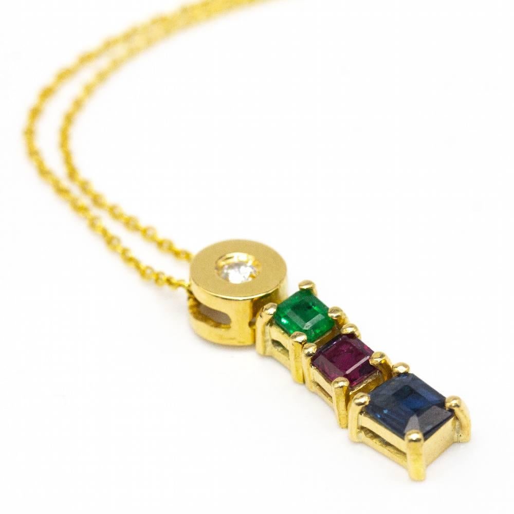 Collana da donna in oro e pietre preziose  1x Diamante di 0,03ct, 1x Rubino, Zaffiro e Smeraldo con un peso totale di 0,45ct circa.  Oro giallo 18kt  3.07 grammi.  Il ciondolo misura: 2,0 cm di lunghezza  Le misure della collana con la catena sono
