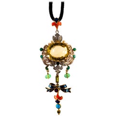 Collier en or jaune avec diamants, rubis, émeraudes, citrine, péridots, turquoises, perles et émail