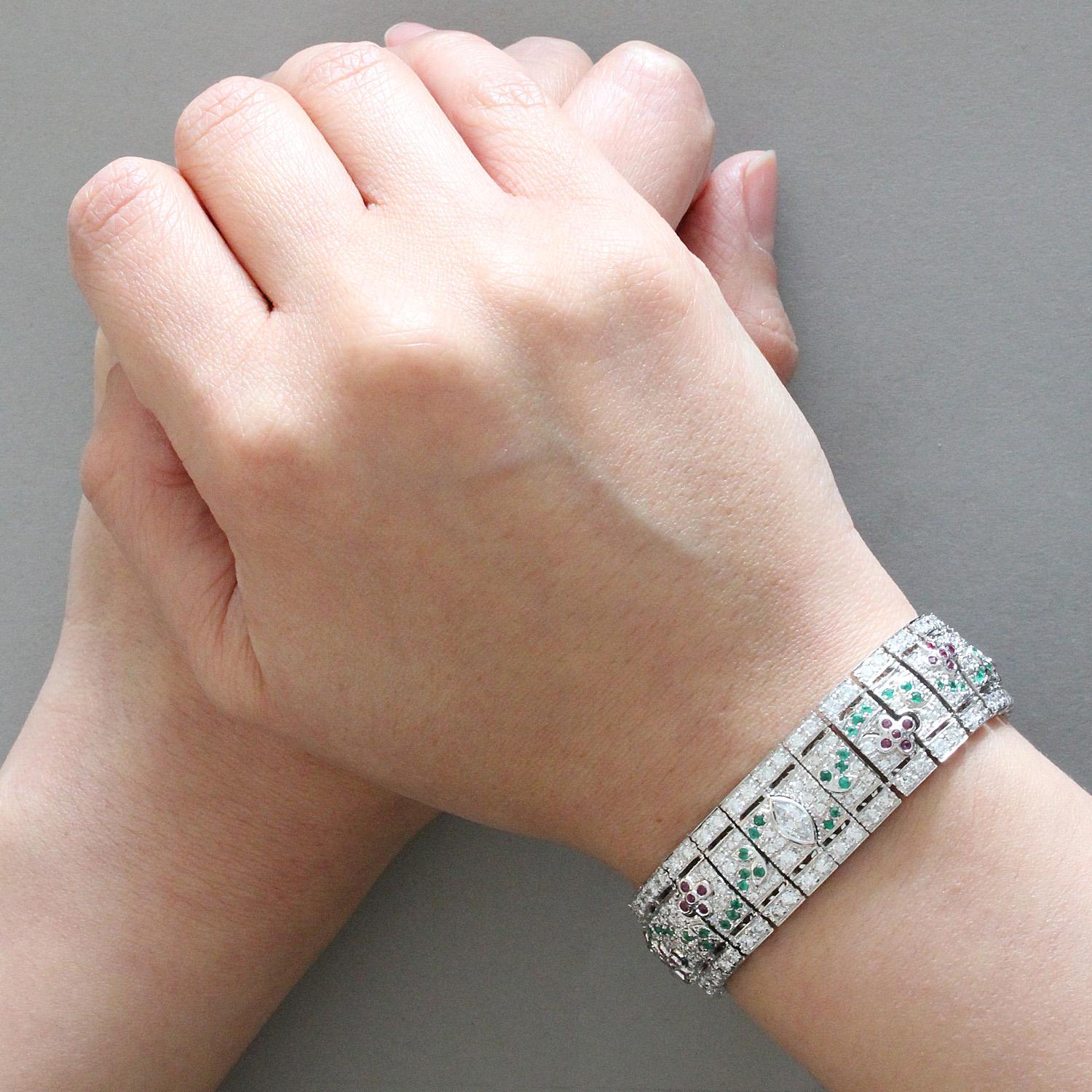Taglio rotondo Bracciale in oro con diamanti, rubini e smeraldi in vendita