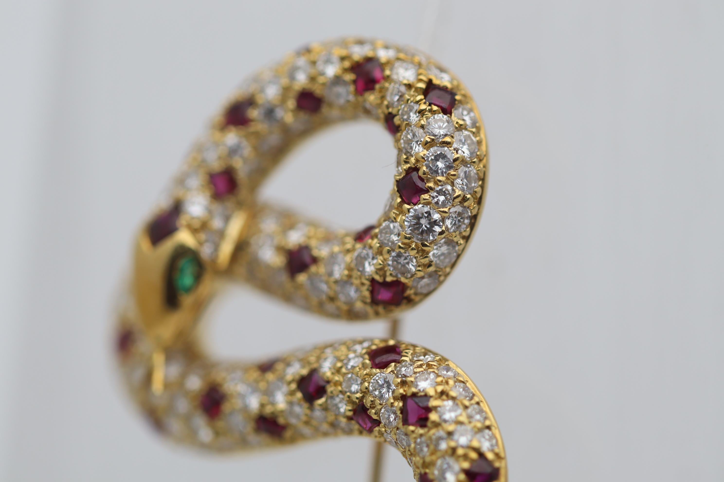 Diamant-Rubin-Smaragd-Gold-Brosche mit gewundener Schlange im Zustand „Neu“ im Angebot in Beverly Hills, CA