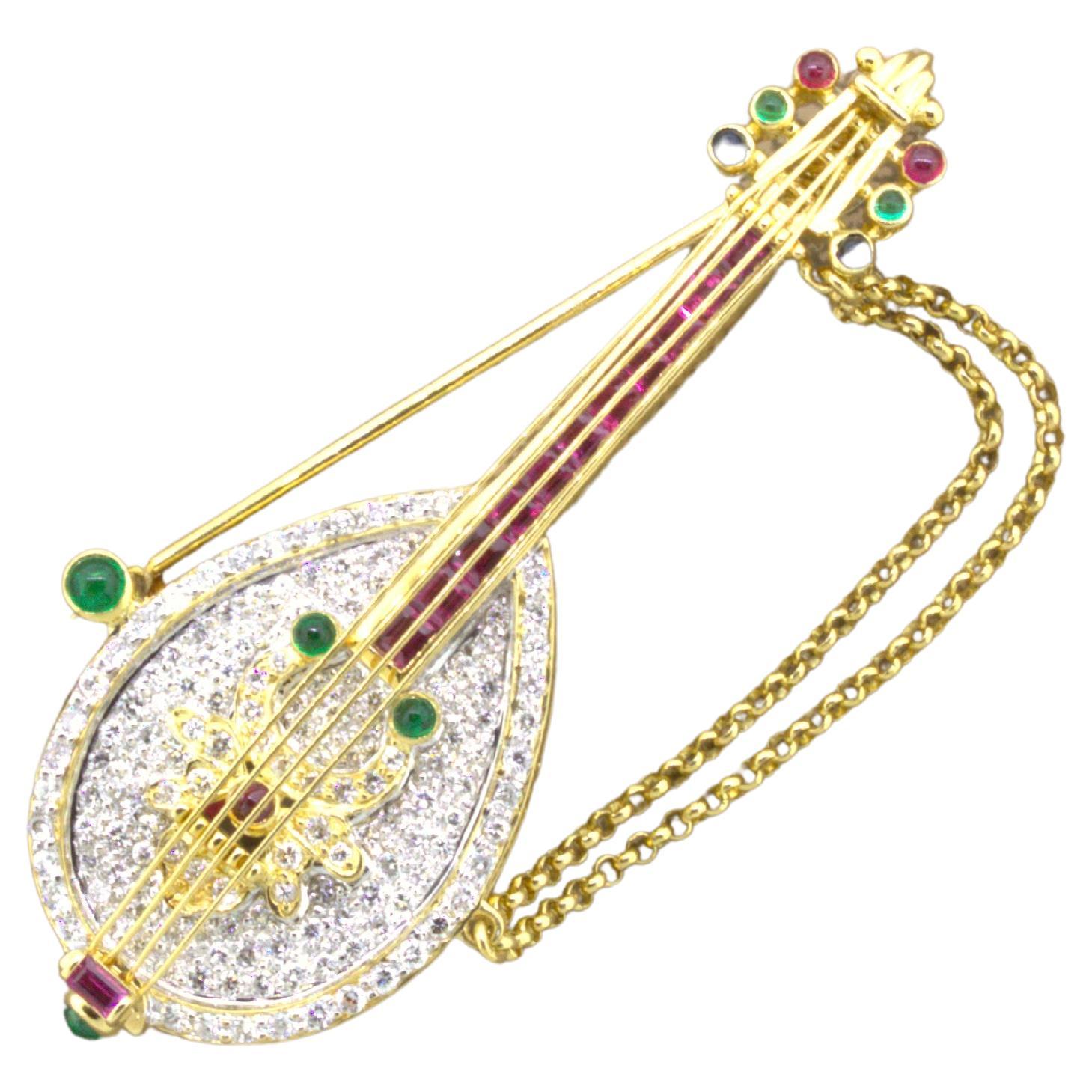 Broche Mandoline musicale en or jaune 18k diamant rubis émeraude saphir en vente