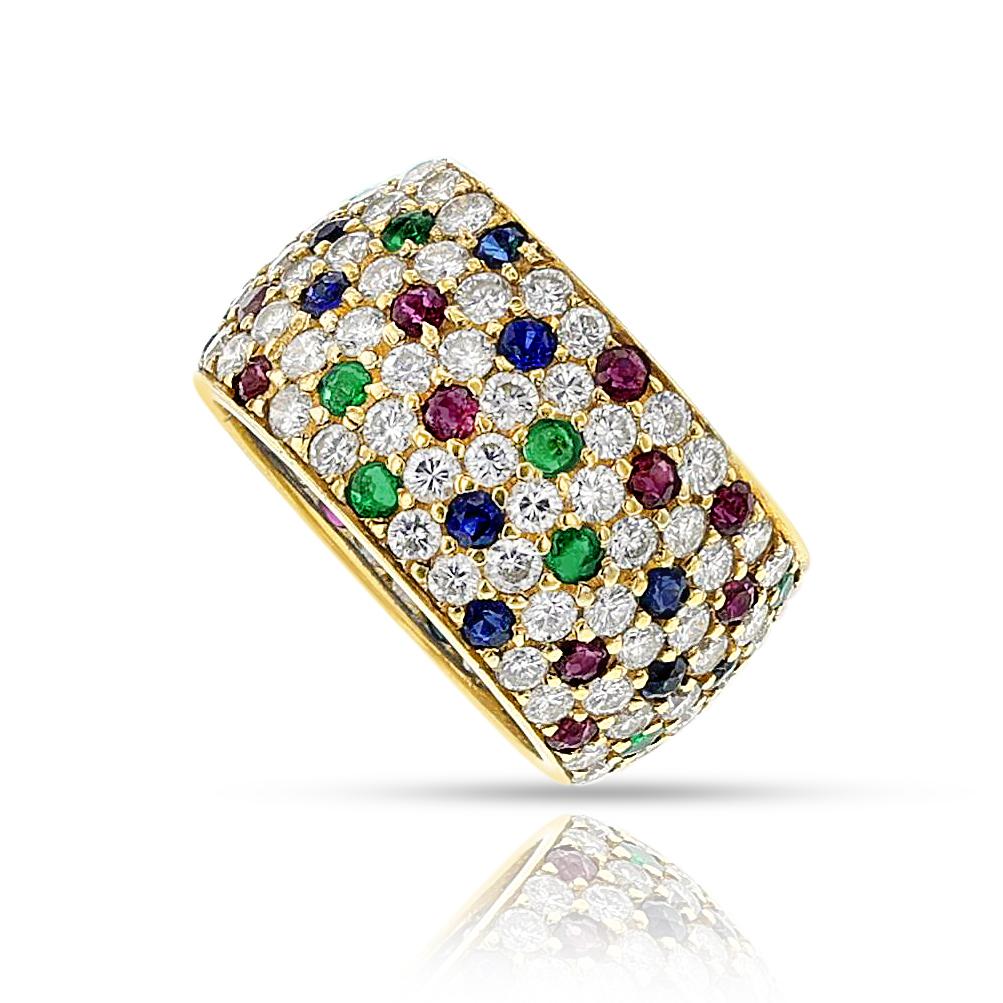 Bracelet en or jaune 18 carats, diamant, rubis, émeraude et saphir. Les diamants pèsent environ 3.60 carats. La bague pèse 7,09 grammes. La taille de la bague est de 7,5. 