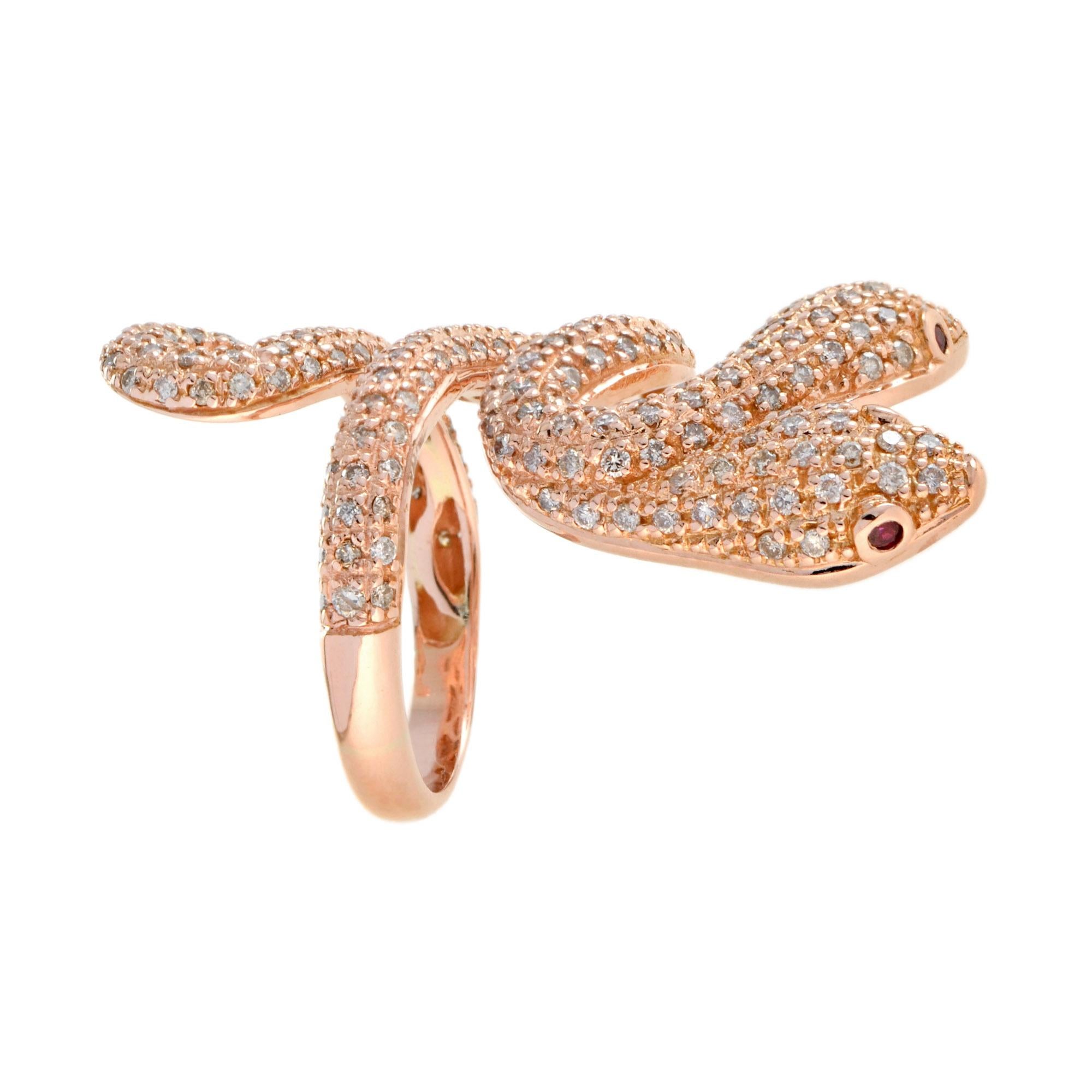 Un serpente a doppia testa dal design curvilineo e dalla coda arricciata finemente dettagliato, realizzato in oro rosa 18k. Quattro rubini ornano gli occhi del serpente. Con circa 1,46 carati di diamanti di colore marrone chiaro e purezza SI2-3 su