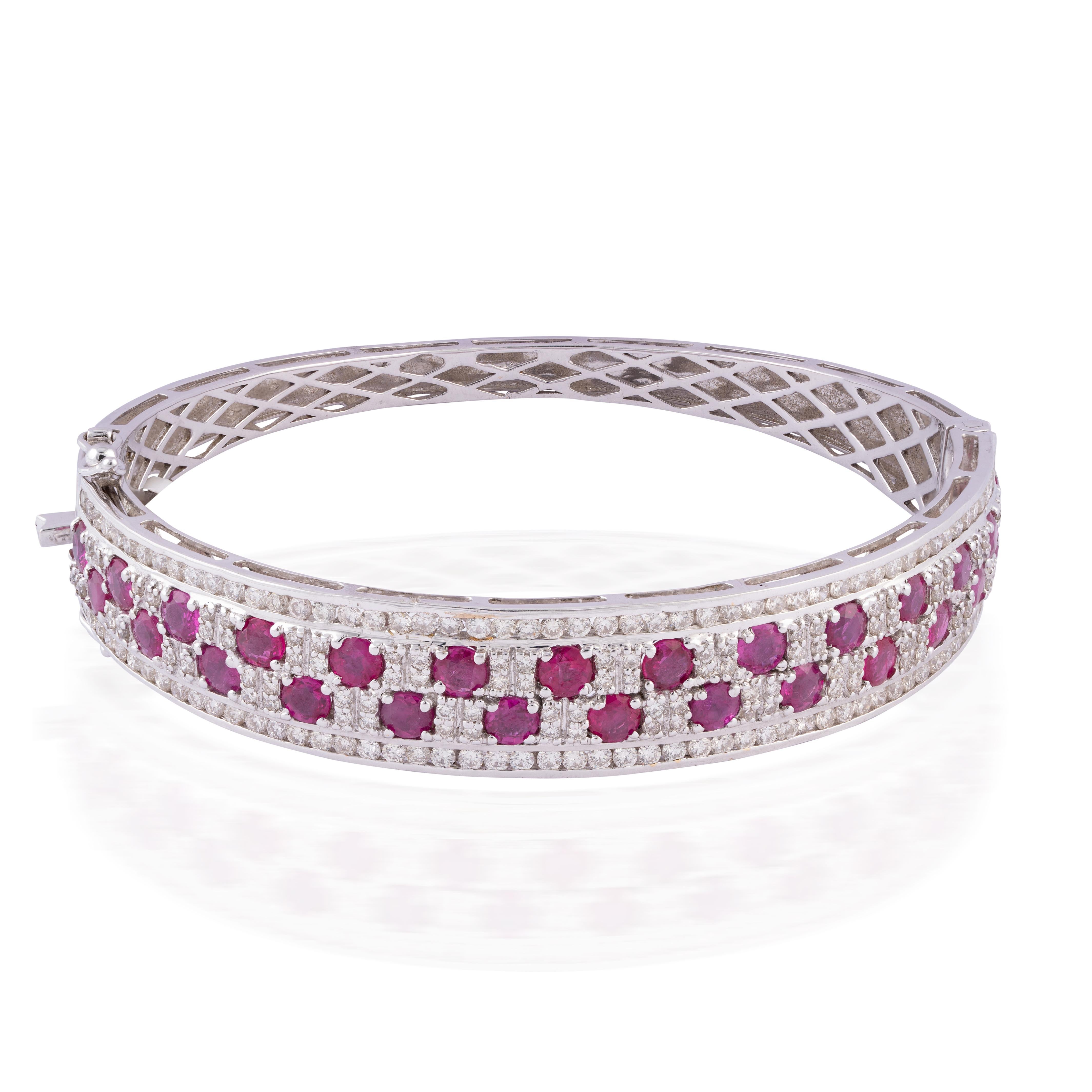 Bracelet en or 18k avec diamant et rubis

Il est très difficile de capturer la véritable couleur et l'éclat de la pierre. J'ai essayé d'ajouter des photos prises par des professionnels et par moi-même à partir de mon téléphone afin de refléter la