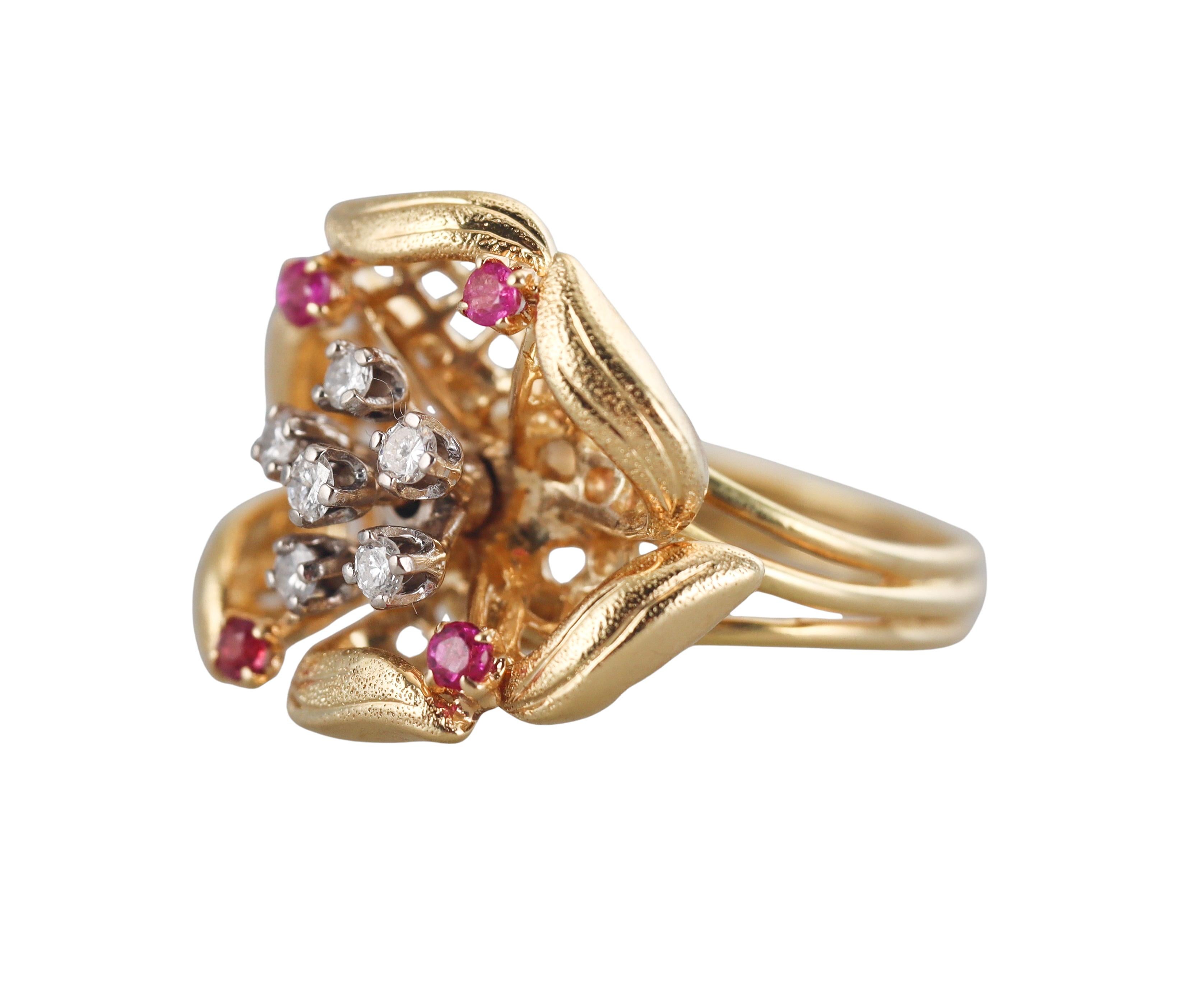 Ein Blumenring aus 18k Gelbgold, besetzt mit Rubinen und ca. 0,30ctw H/SI.

Ring Größe 7, Oberteil ist 20mm x 23mm.

Gezeichnet: 18k.

Gewicht - 10,3 Gramm