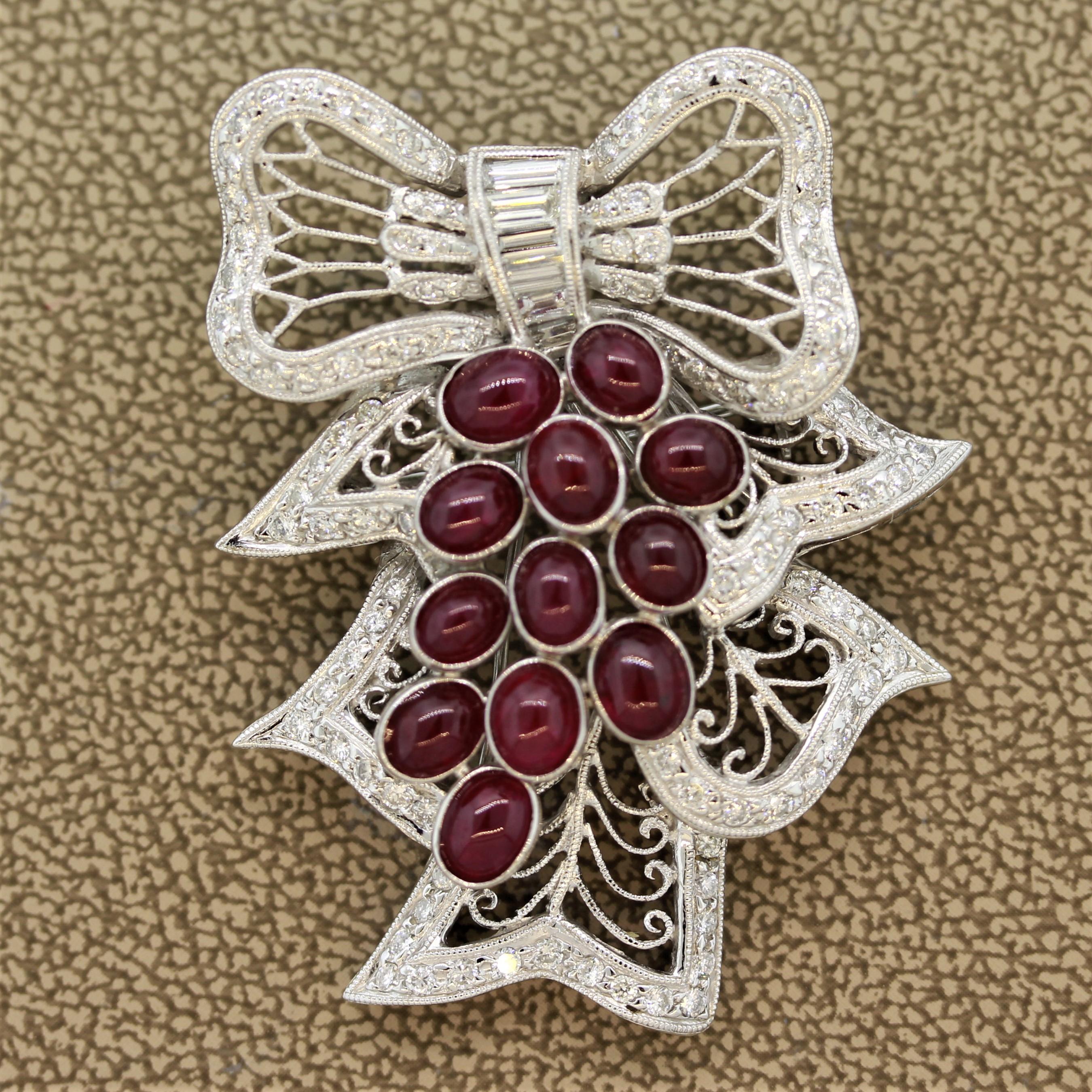 ¡Las vacaciones están a la vuelta de la esquina! Disfruta de este broche de muérdago dorado durante una cena festiva. Presenta 5,80 quilates de vívidos rubíes rojos utilizados como bayas. Además, hay 2,00 quilates de diamantes redondos de talla