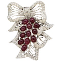 Broche en forme de bout de canne en or, diamants et rubis