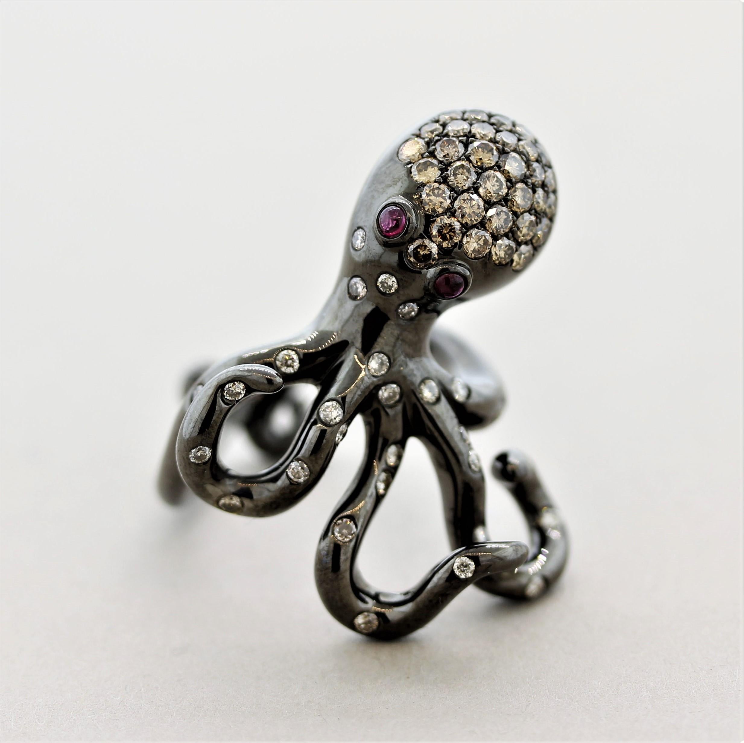 Fabriquée de main de maître dans un style amusant et fantaisiste, cette bague en forme de pieuvre est unique en son genre ! Elle présente 1,12 carats de diamants ronds de taille brillant sertis sur la tête et les tentacules de la pieuvre. Deux rubis
