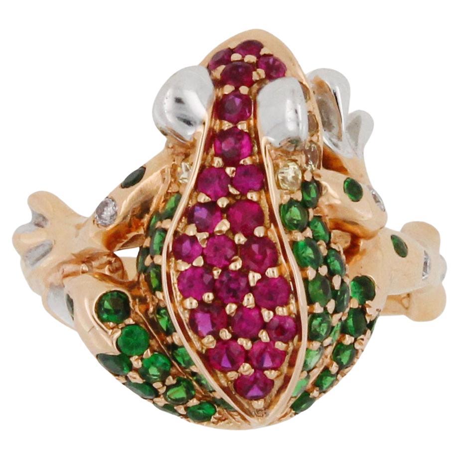 Glücklicher Frosch-Ring aus Roségold mit Diamanten, Rubin und grünem Tsavorit, einzigartig, Tier
18 Rose Karat Gold
Echte Tsavorite, Rubine und natürliche Diamanten
1.60 CTW Edelsteine
Derzeitige reguläre Größe 7 - Größenänderung auf