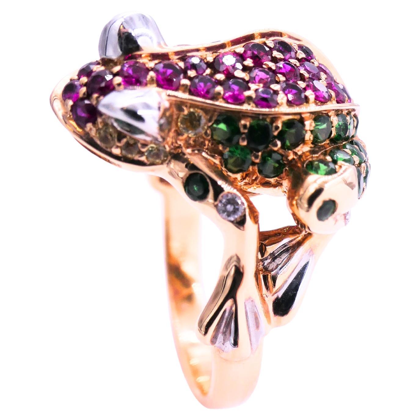 Moderne Bague en or rose « Lucky Frog » avec diamants, rubis et tsavorite verte, animal nature amusant en vente