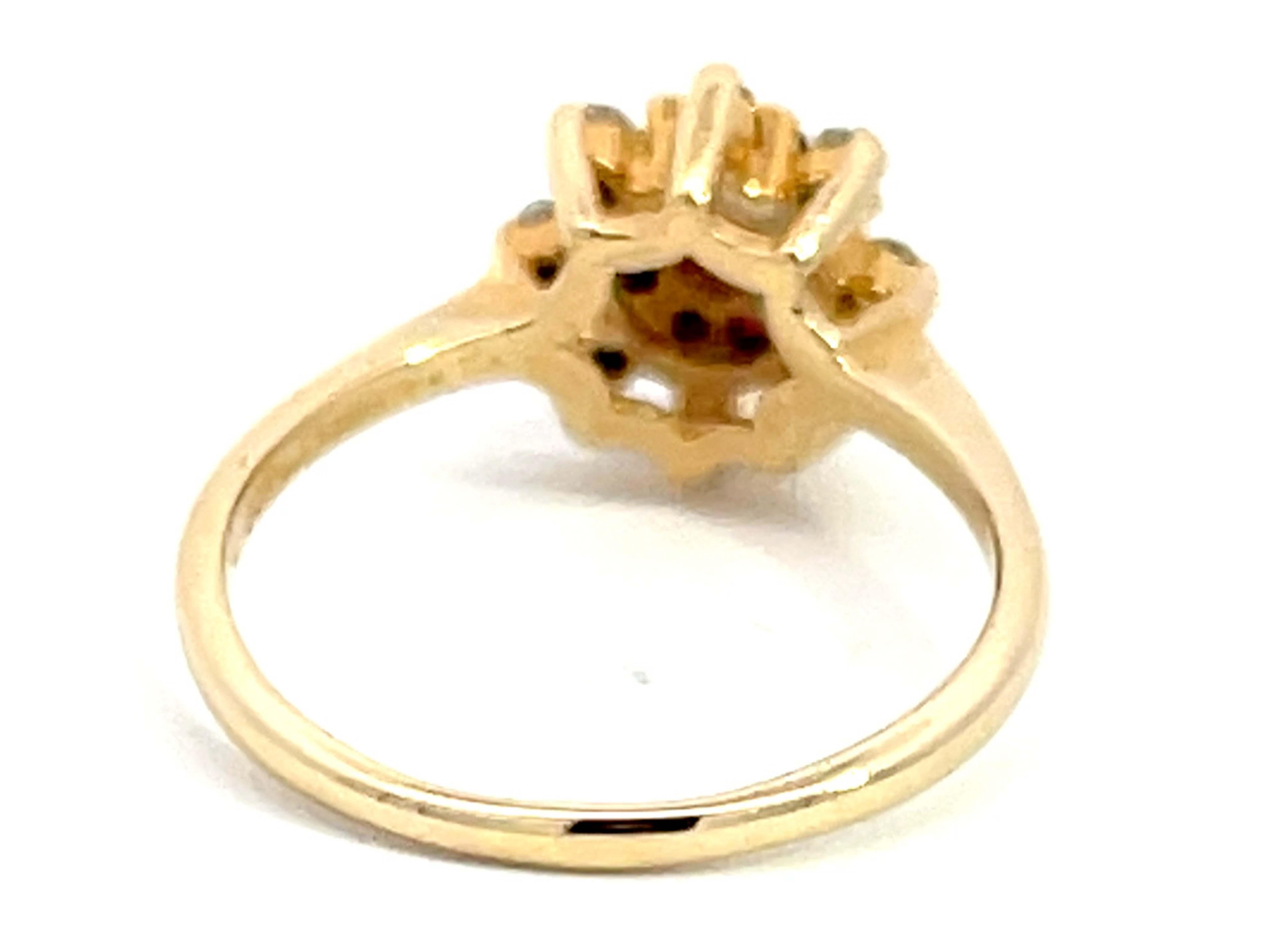 Bague fleur en or jaune 14k avec halo de diamants et rubis en vente 1