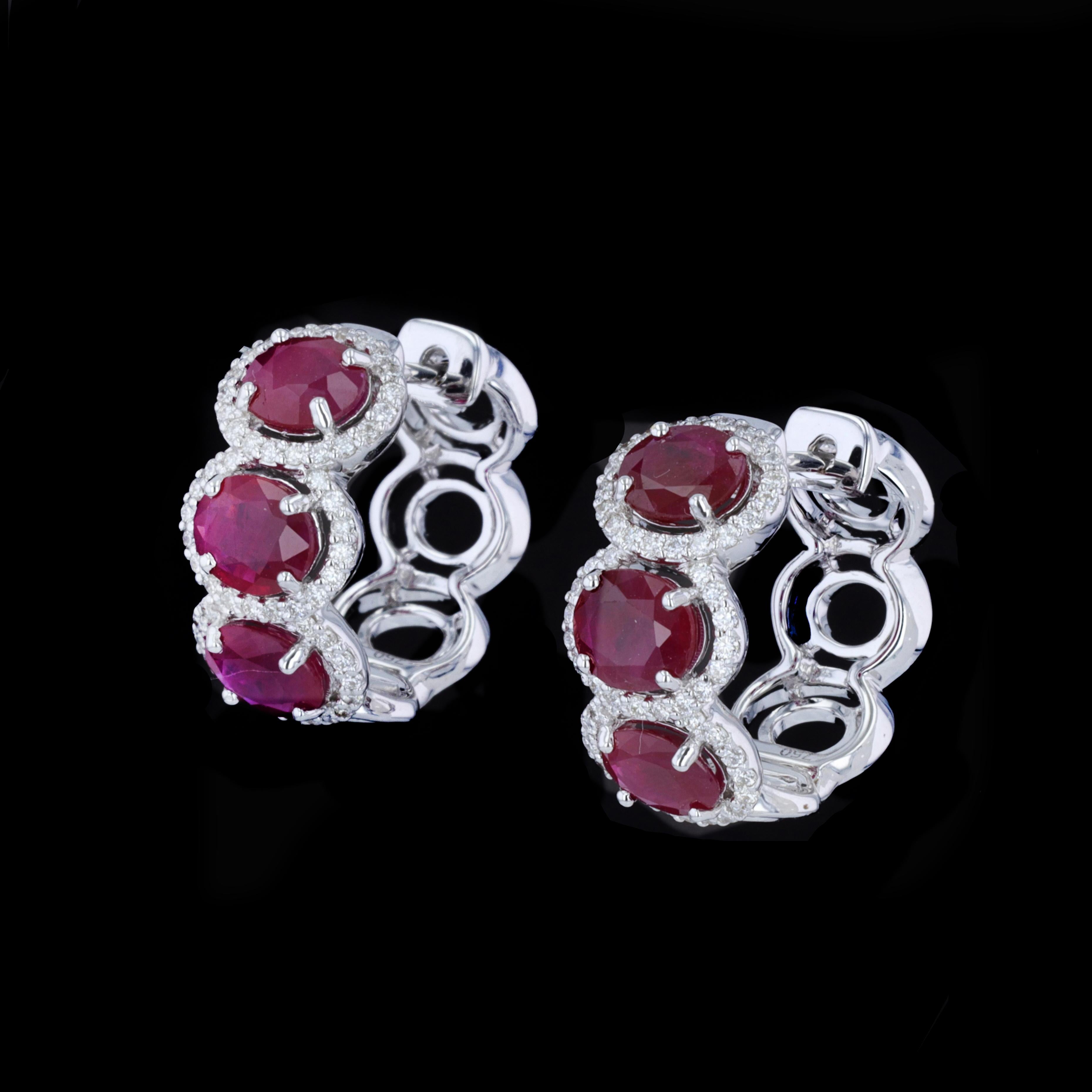 Abbaglia con questi nuovi orecchini a cerchio con rubini e diamanti, incastonati in oro bianco 18 carati.

Sei rubini ovali per un totale di 1,4 carati e 108 diamanti rotondi per un totale di 0,5 carati.