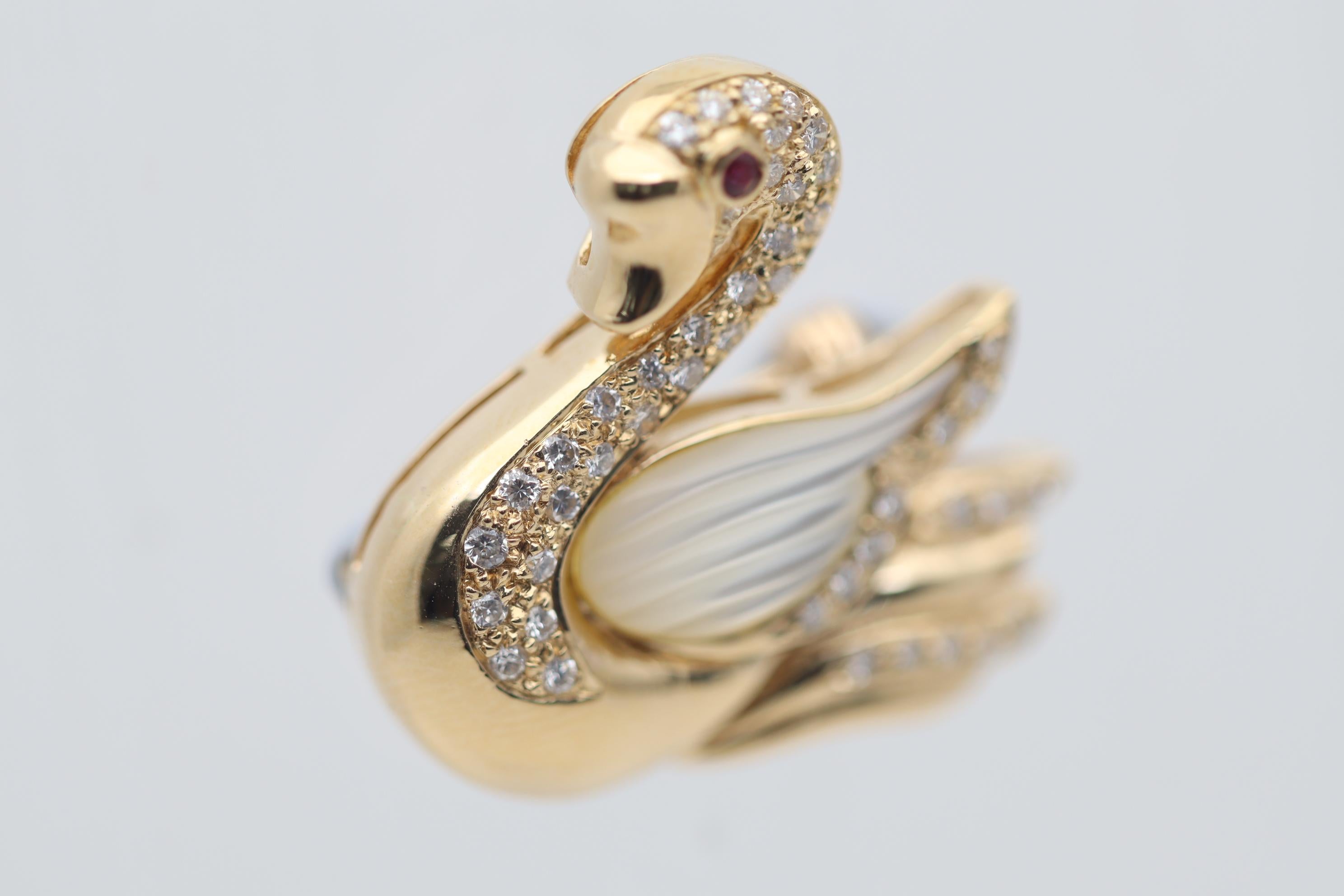 Broche cygne en or, diamant, rubis et nacre, épingle Neuf - En vente à Beverly Hills, CA