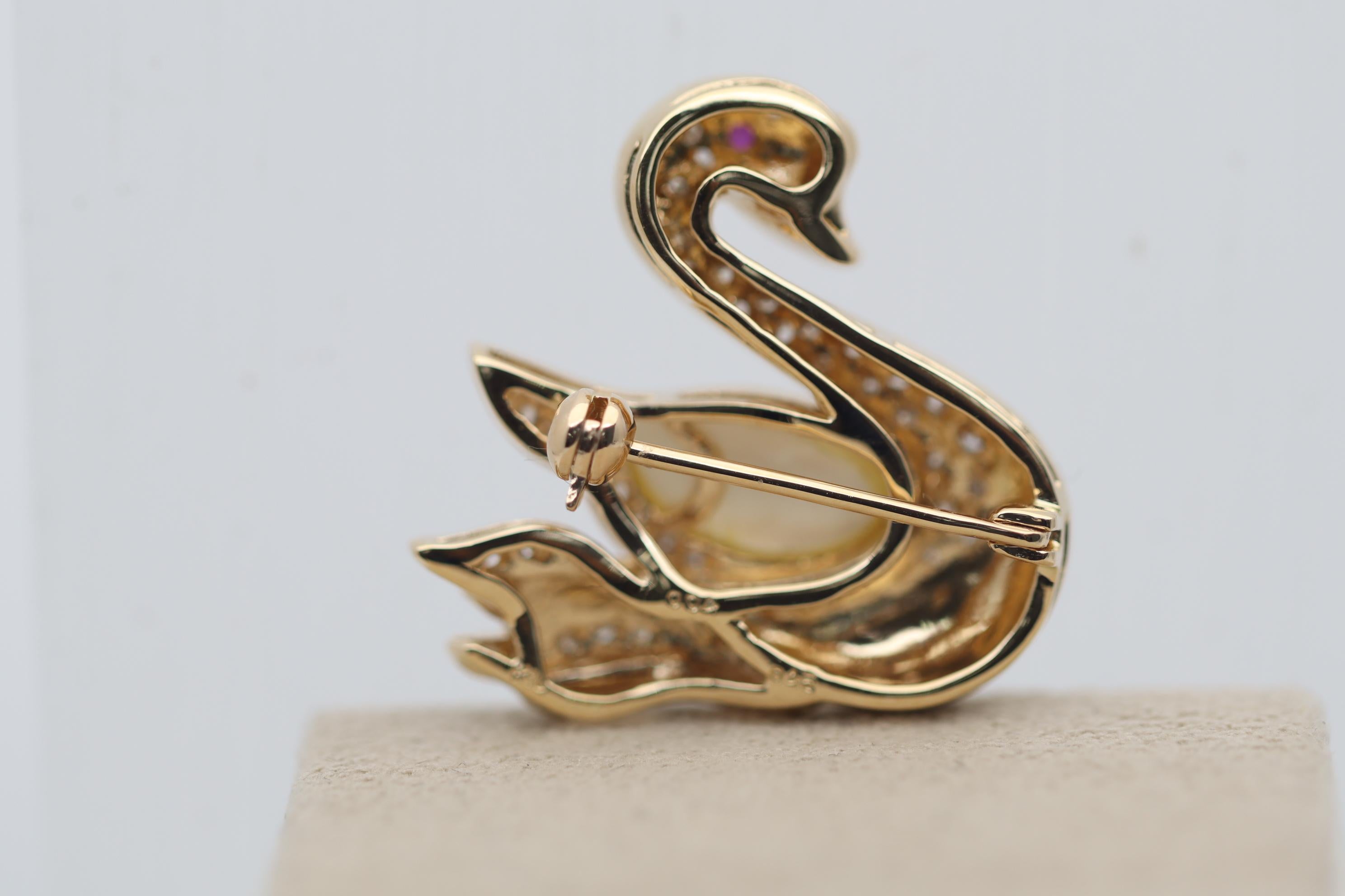 Broche cygne en or, diamant, rubis et nacre, épingle Pour femmes en vente