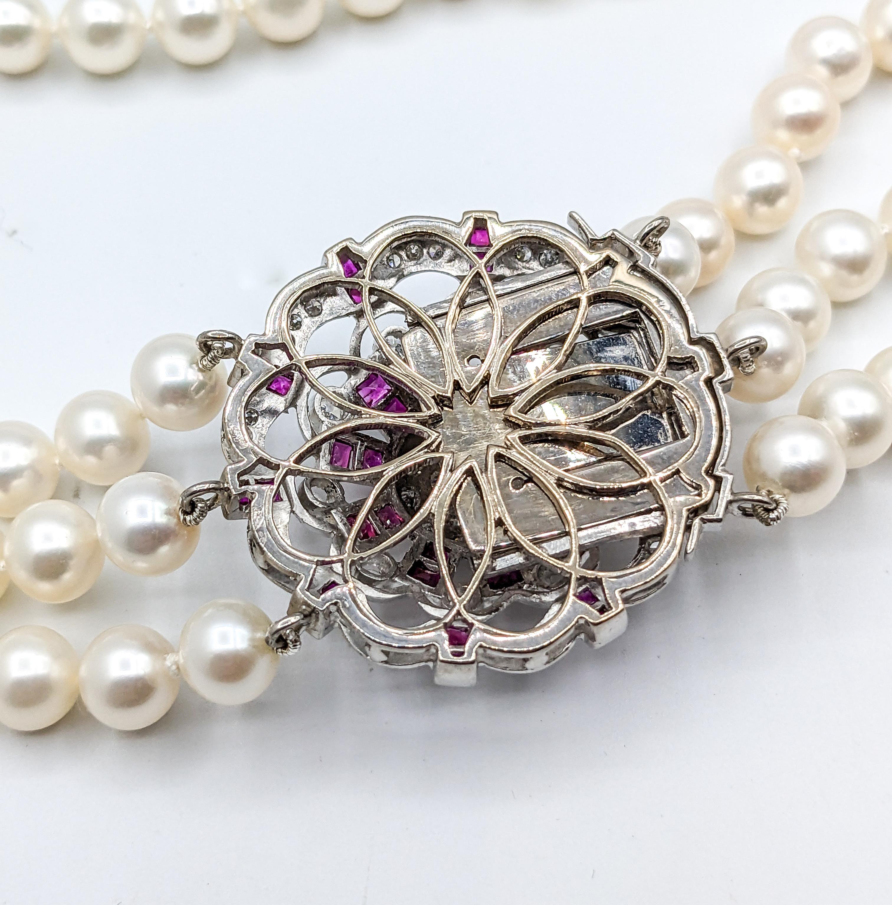 Glorious Diamond & Ruby Mehrstrangige Akoya-Perlenkette

Erleben Sie den Inbegriff von Luxus mit dieser exquisiten Halskette, die sorgfältig aus strahlendem 14-karätigem Weißgold gefertigt ist. Sein Herzstück ist eine Konstellation aus runden