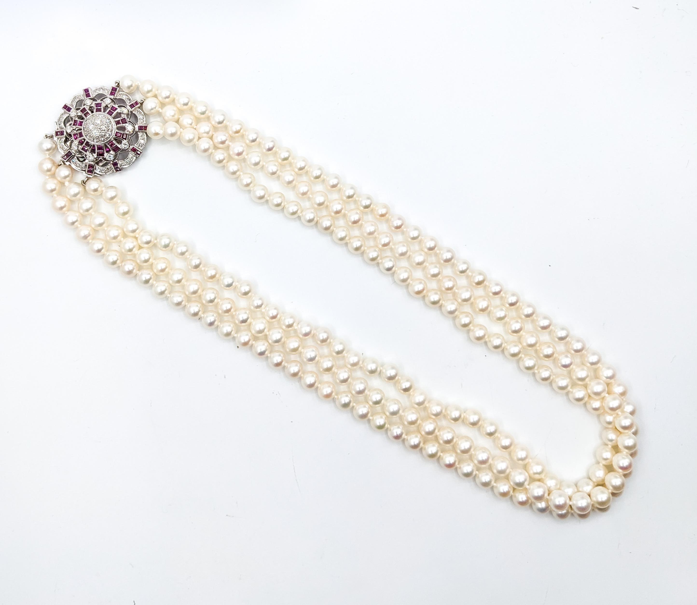 Mehrstrangige Akoya-Perlenkette mit Diamanten und Rubinen (Rundschliff) im Angebot