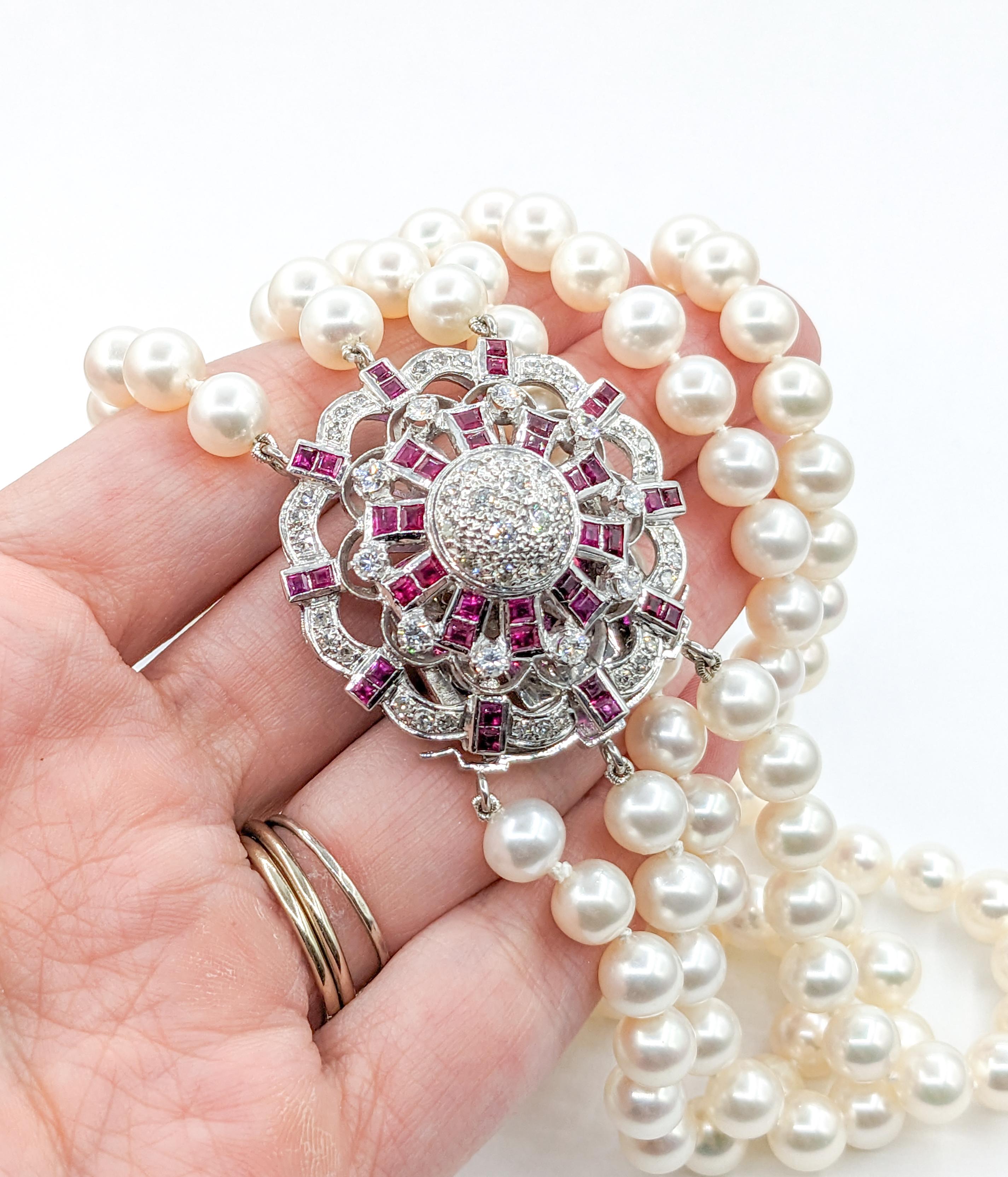 Mehrstrangige Akoya-Perlenkette mit Diamanten und Rubinen Damen im Angebot