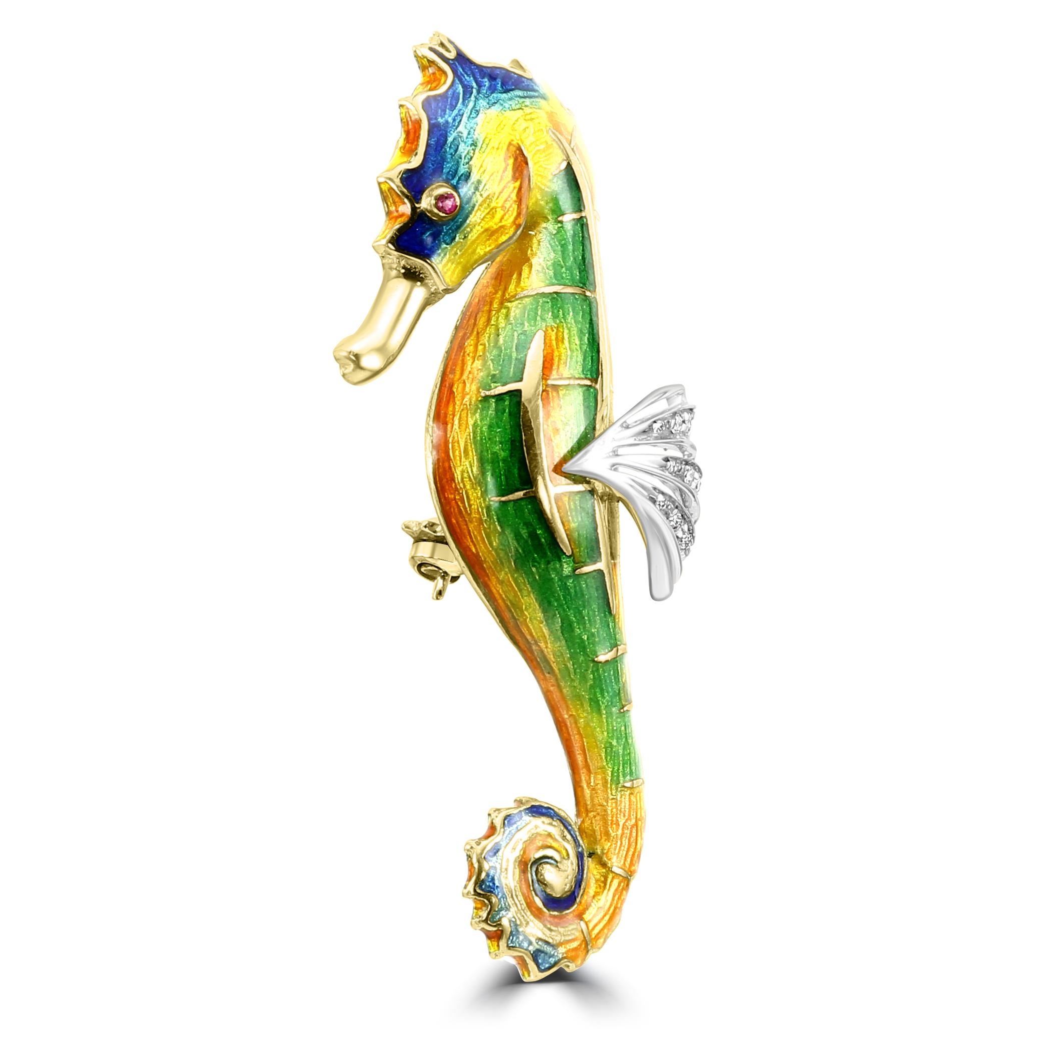 Per tutti gli amanti dell'oceano e della natura, ecco il nostro affascinante e unico ciondolo/spilla a forma di cavalluccio marino in smalto, rubino e diamanti. 

Questo ciondolo/spilla presenta il corpo del cavalluccio marino ornato di smalto
