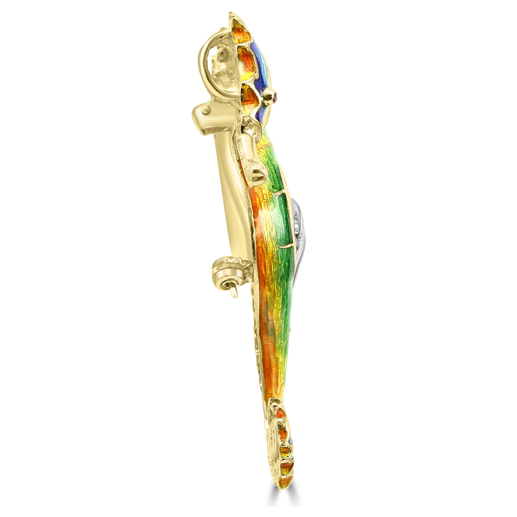Art Déco Diamante, rubino e smalto multicolore in oro giallo 18 carati: ciondolo/ciondolo a forma di cavalluccio marino in vendita