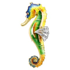Colgante/broche caballito de mar de oro amarillo de 18 quilates con diamantes, rubíes y esmalte multicolor