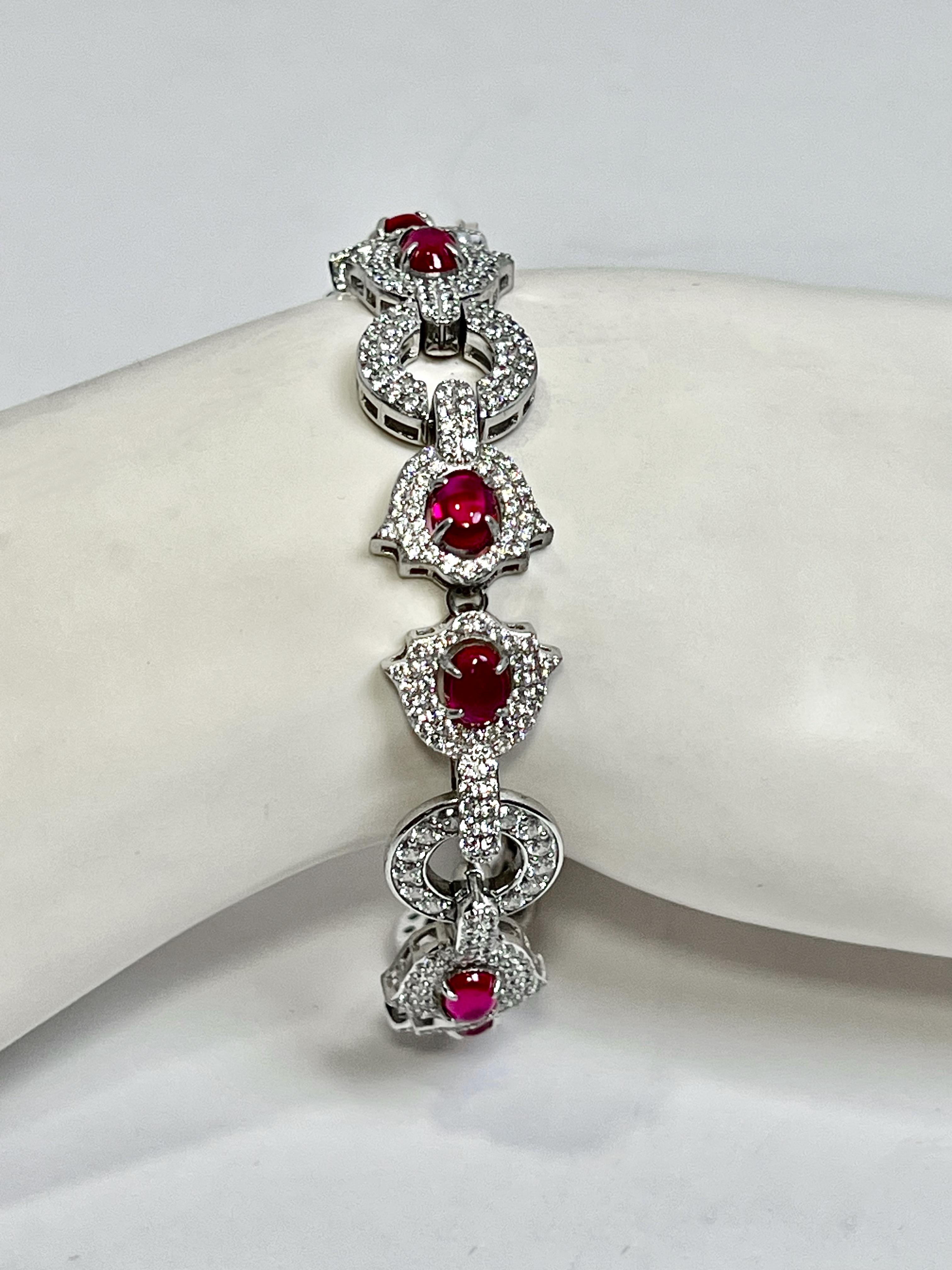 Collar Rubí Diamante Pulsera Pendiente Bisutería de Aspecto Real Set

Fabricada en un taller de alta joyería de Nueva York, se trata de una réplica única: una parure de diamantes y rubíes de aspecto real, elaborada con diamantes y rubíes