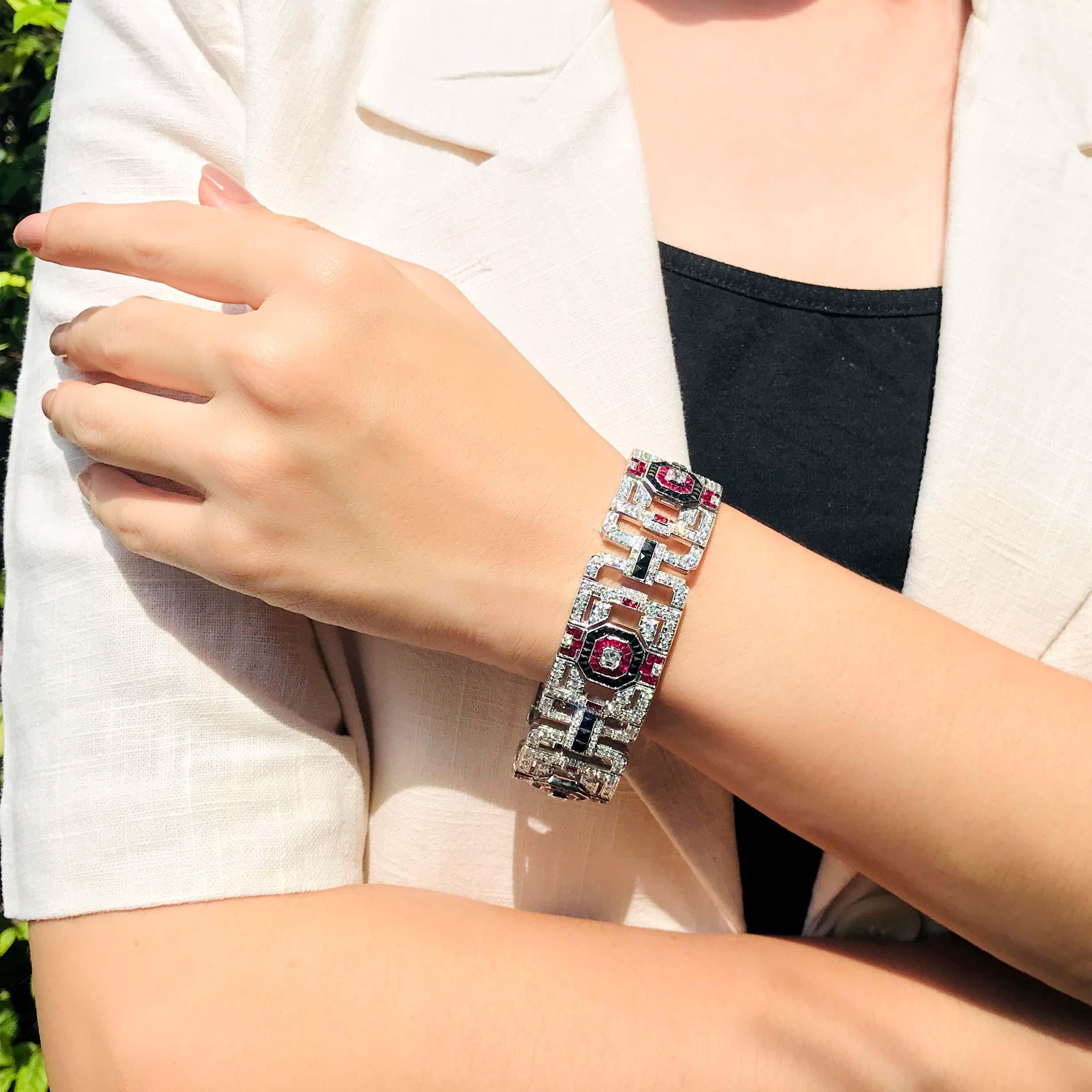 Breites Armband aus 18 Karat Weißgold mit Diamanten, Rubin und Onyx im Art-déco-Stil (Art déco) im Angebot