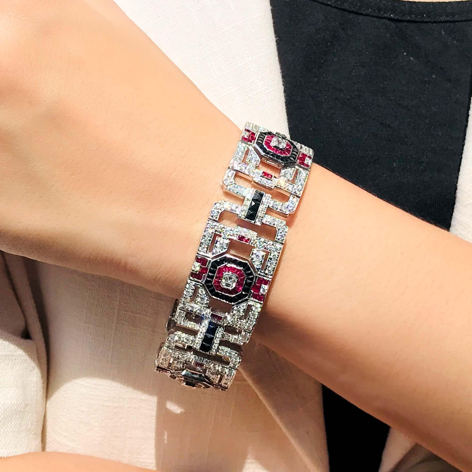 Breites Armband aus 18 Karat Weißgold mit Diamanten, Rubin und Onyx im Art-déco-Stil (Asscher-Schliff) im Angebot