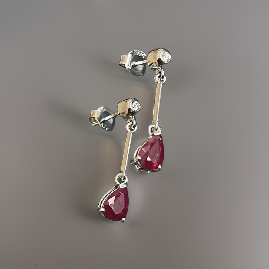 RUBY DROP EARRINGS PEAR

9CT W/G PR/7X5 RUB

Weight: 1.9g

Number Of Stones:2

Total Carates:1.700